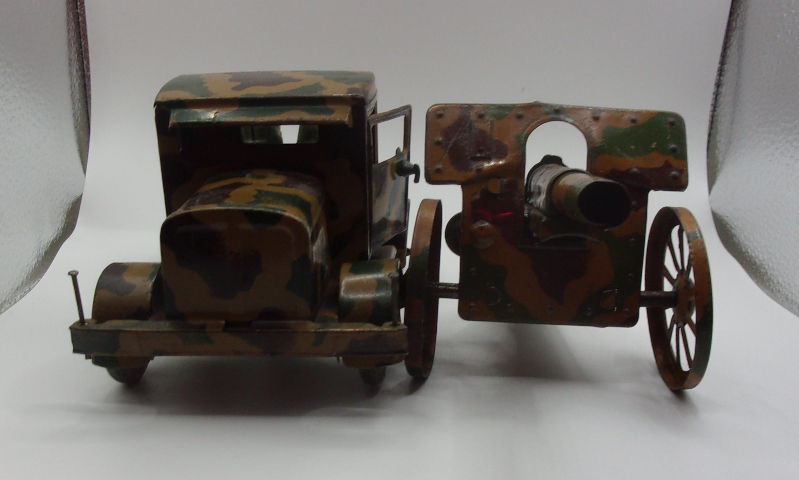 Pre-War Tippco German Tinplate Clockwork Artillery Towing Truck And Field Cannon With Two Crew - Image 8