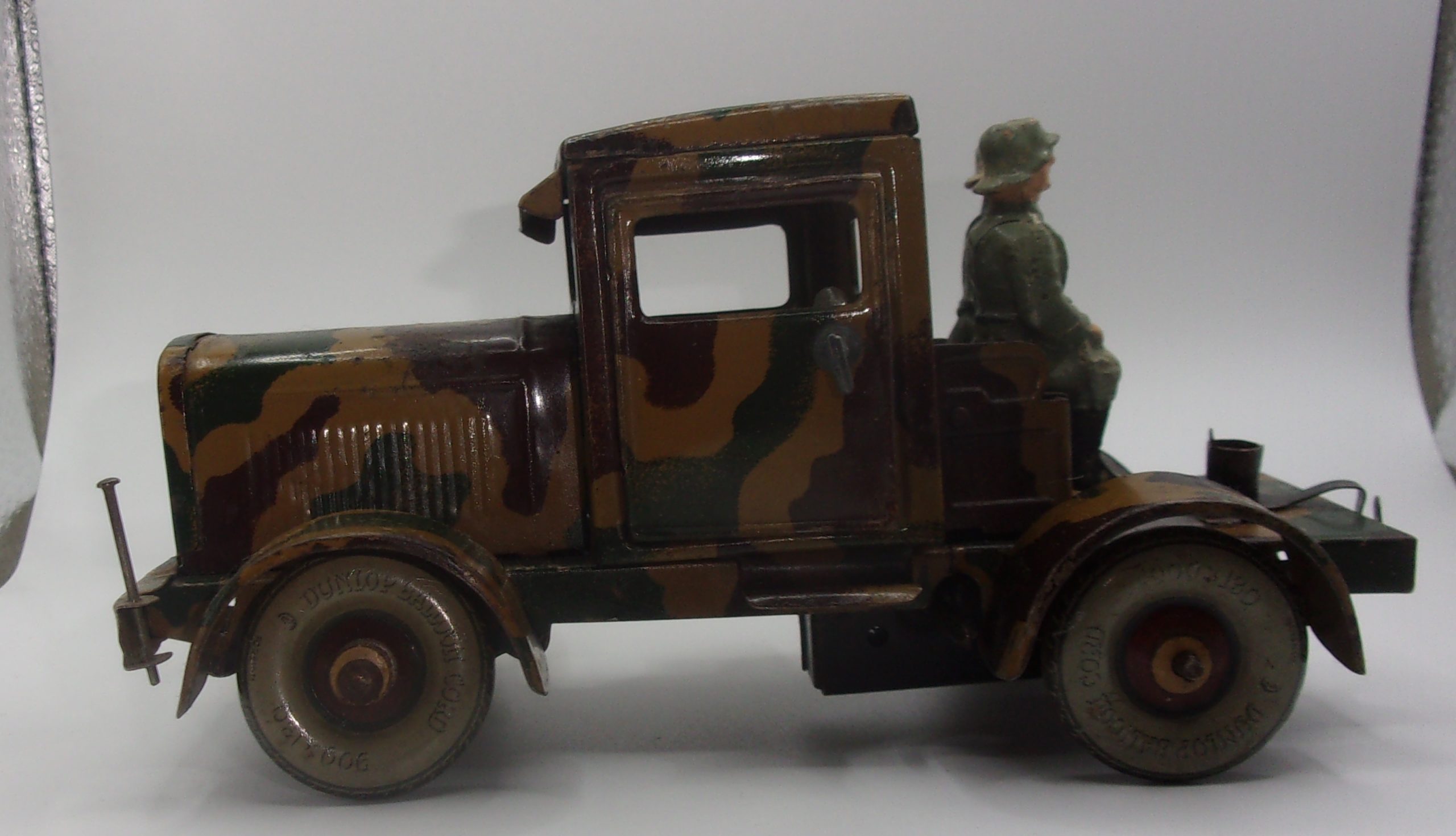 Pre-War Tippco German Tinplate Clockwork Artillery Towing Truck And Field Cannon With Two Crew - Image 4