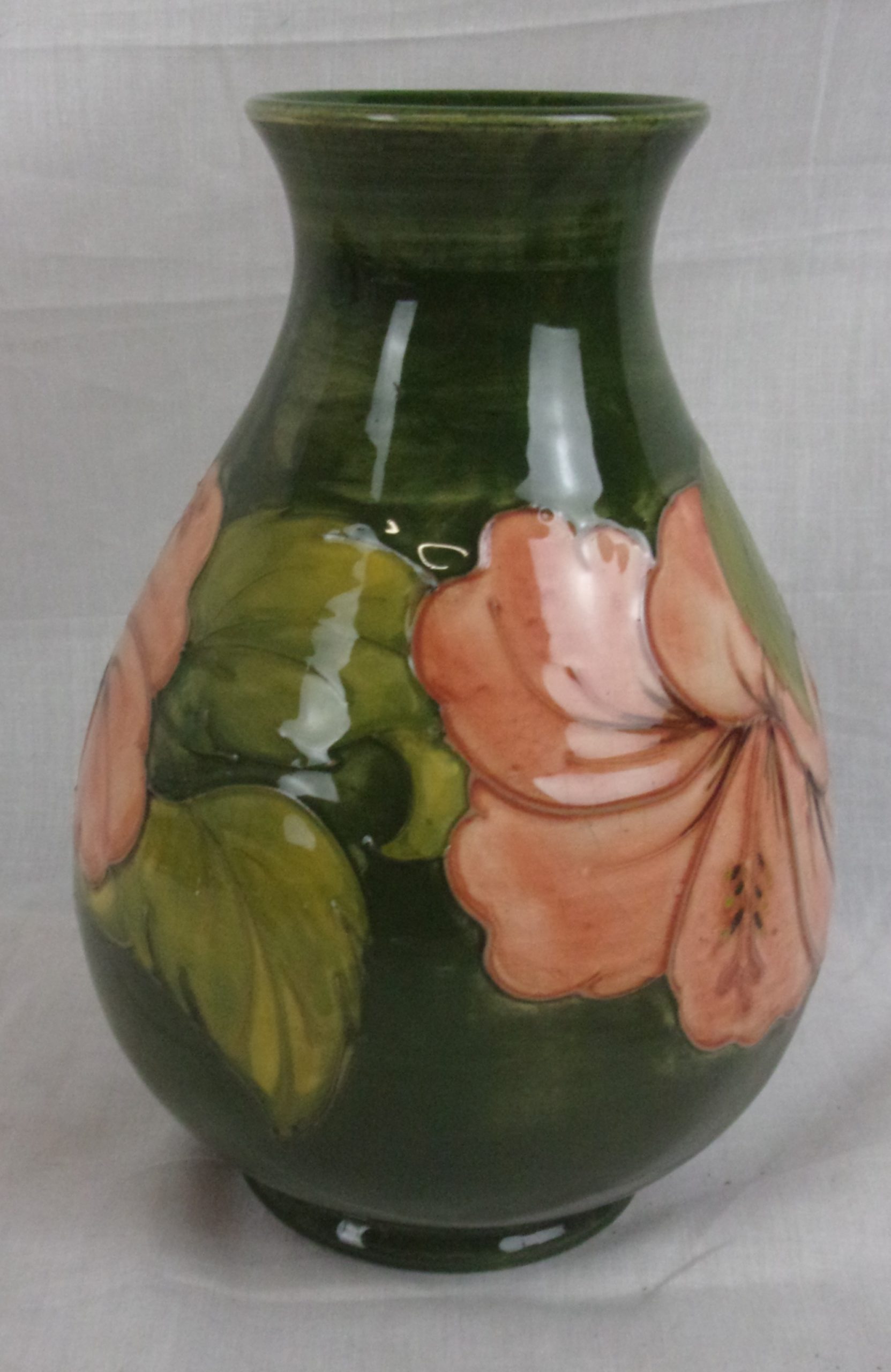 Moorcroft Magnolia Vase With The Queen Mary Label - Image 5