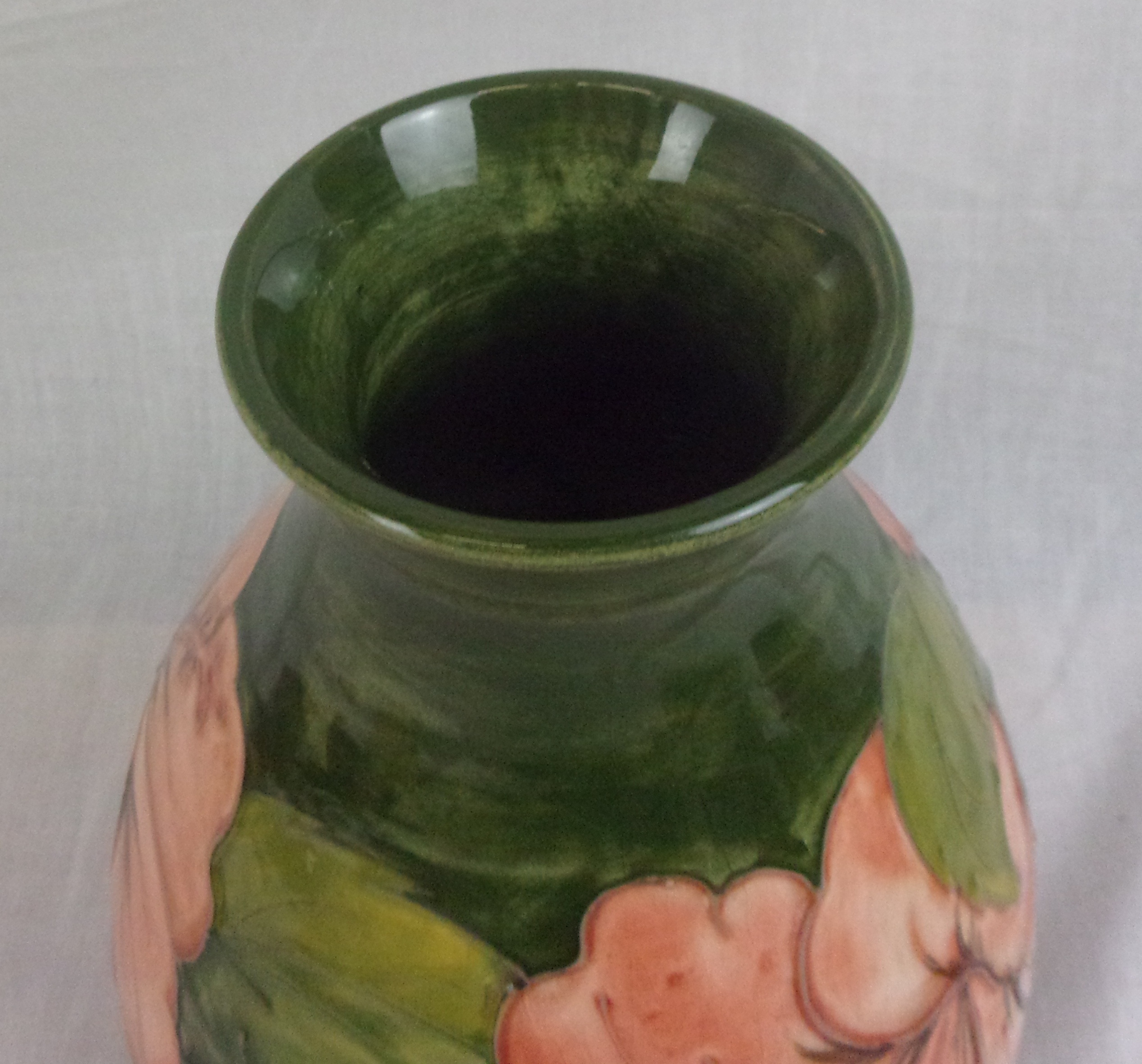 Moorcroft Magnolia Vase With The Queen Mary Label - Image 4