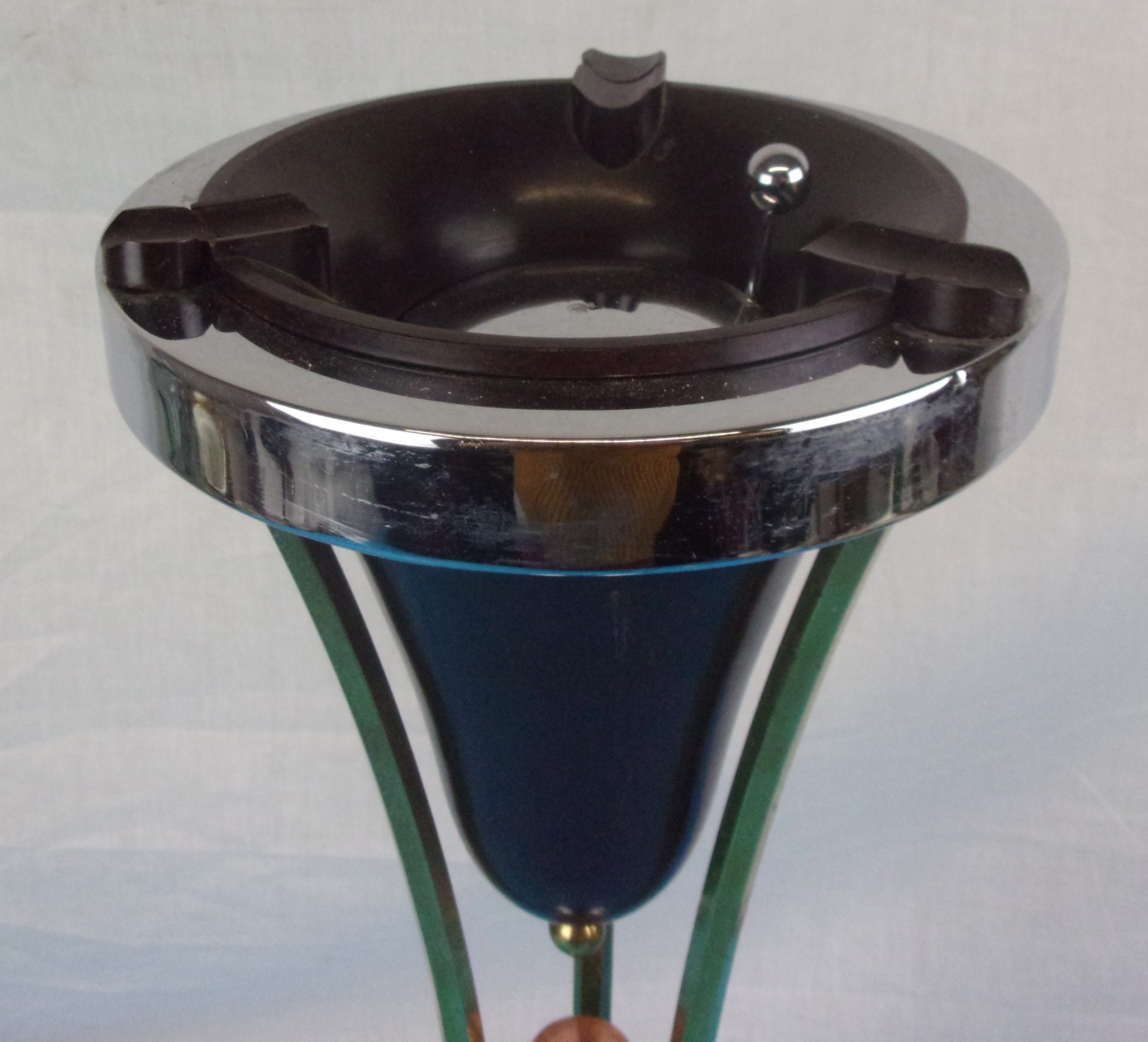 Art Deco Floor Standing Chrome And Bakelite Ash Tray - Image 5