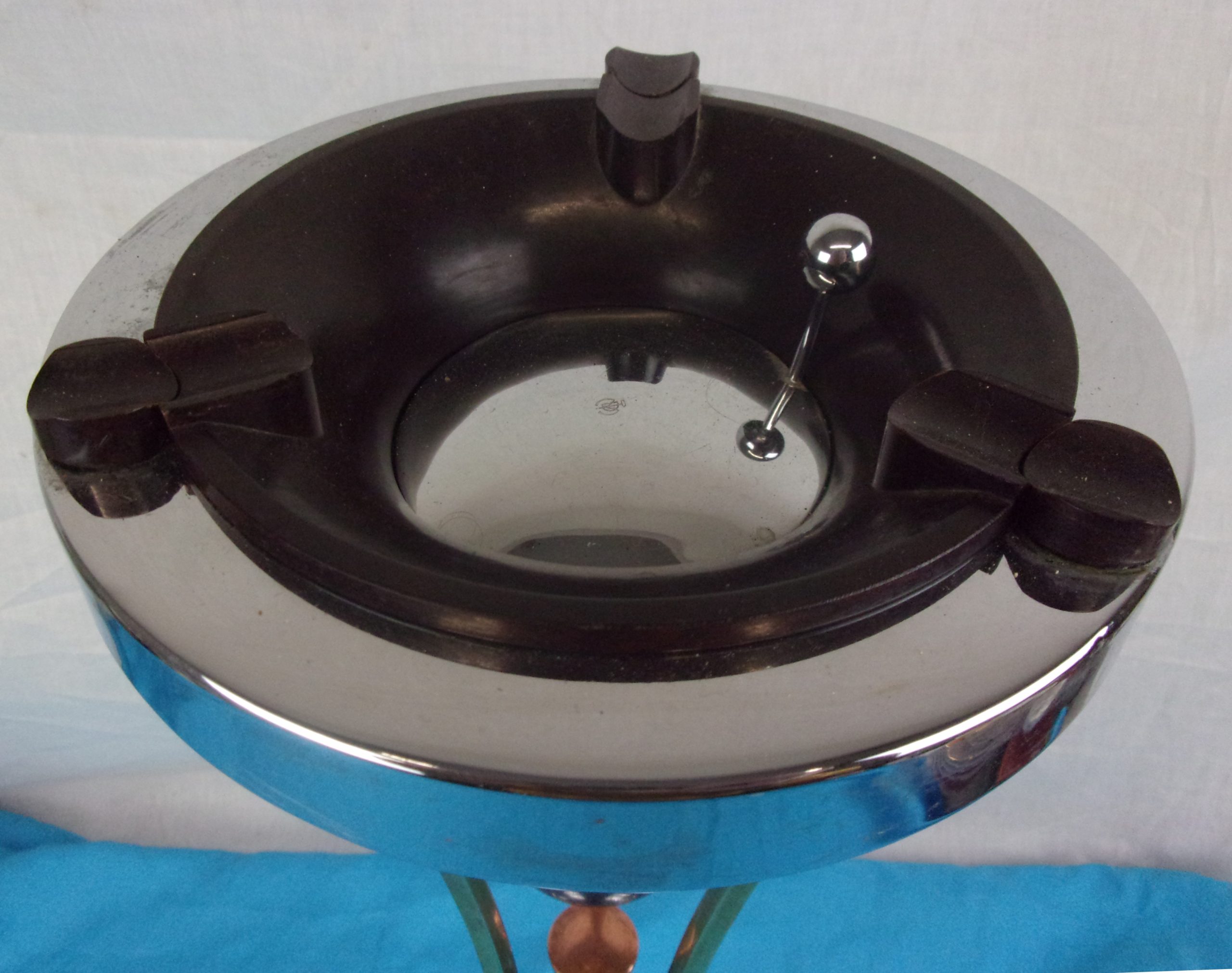Art Deco Floor Standing Chrome And Bakelite Ash Tray - Image 11