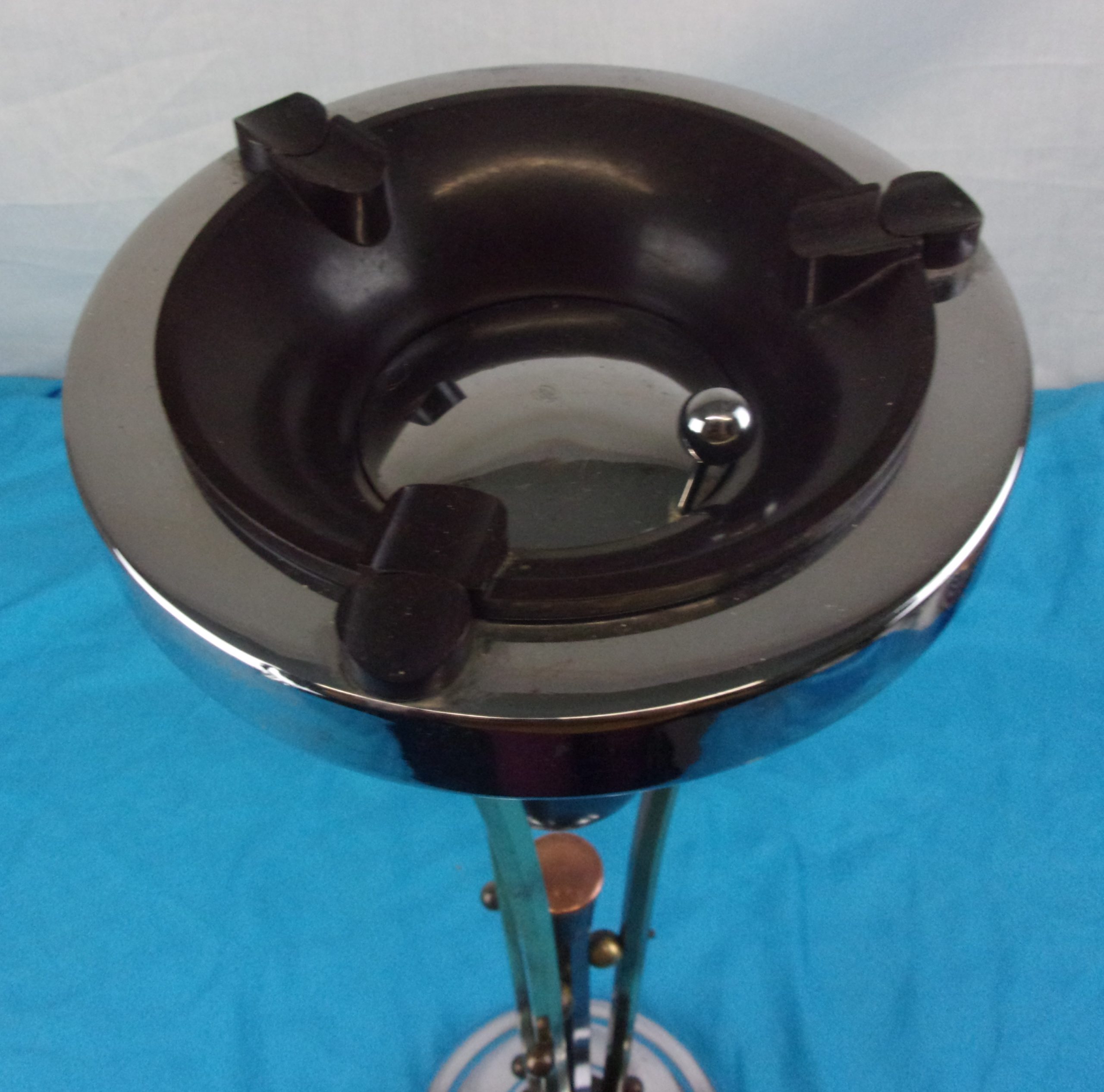 Art Deco Floor Standing Chrome And Bakelite Ash Tray - Image 7