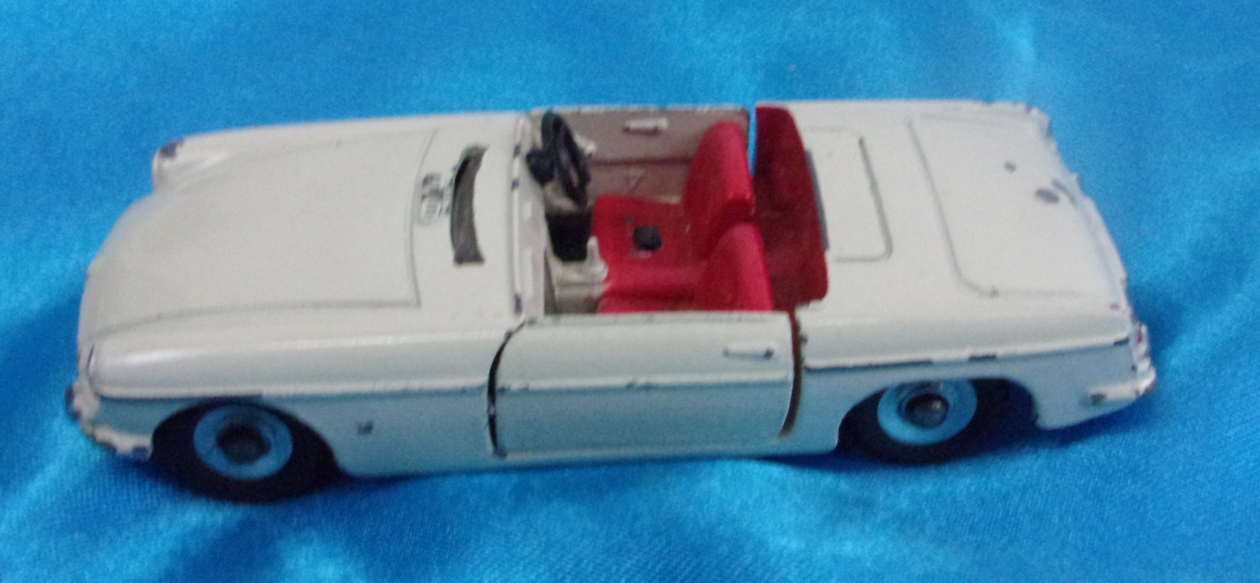 Dinky Toys 113 M.G.B. Sports Car - Image 3
