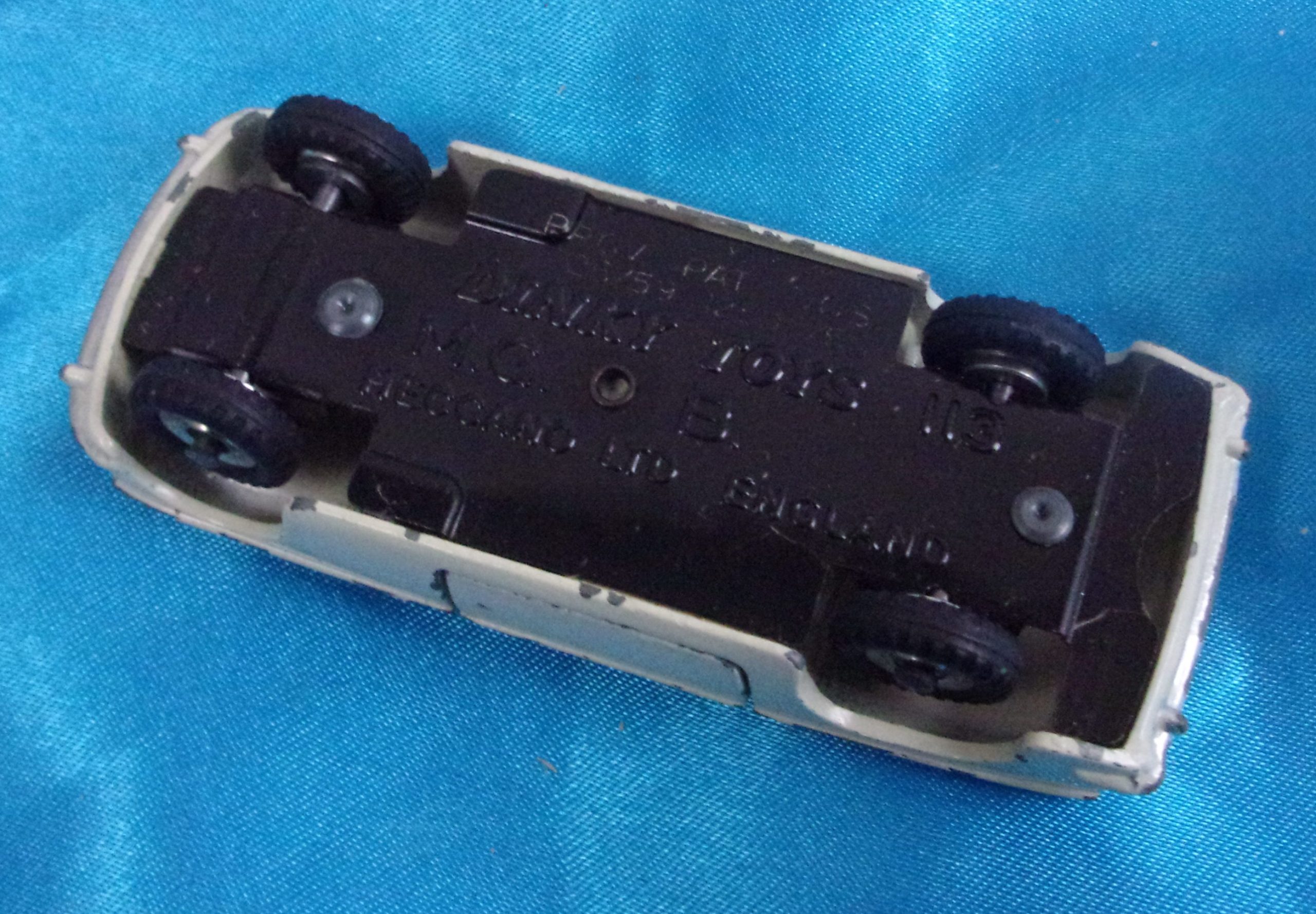 Dinky Toys 113 M.G.B. Sports Car - Image 2