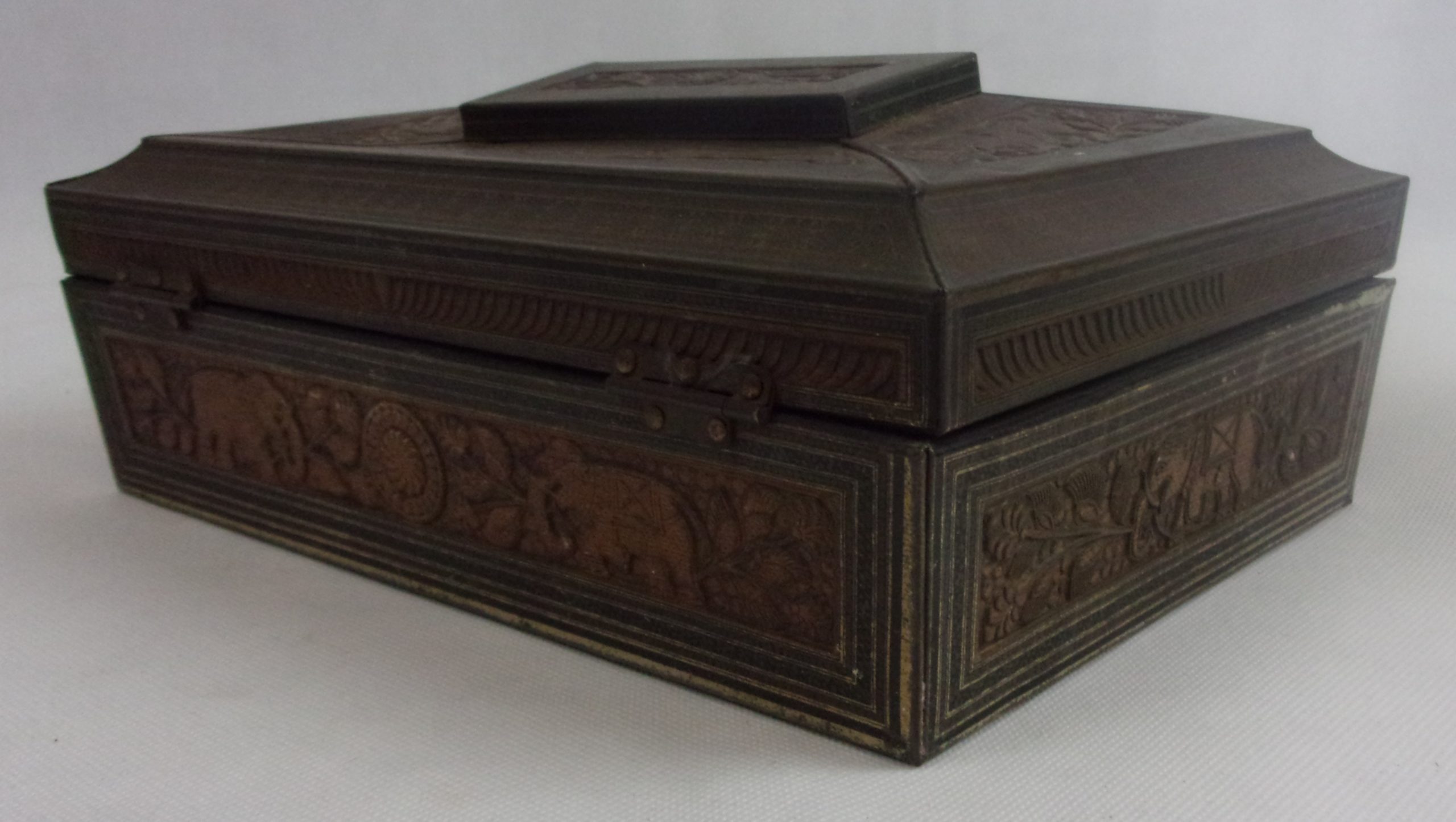 Huntley And Palmer Indian Elephants Casket Biscuit Tin - Image 3