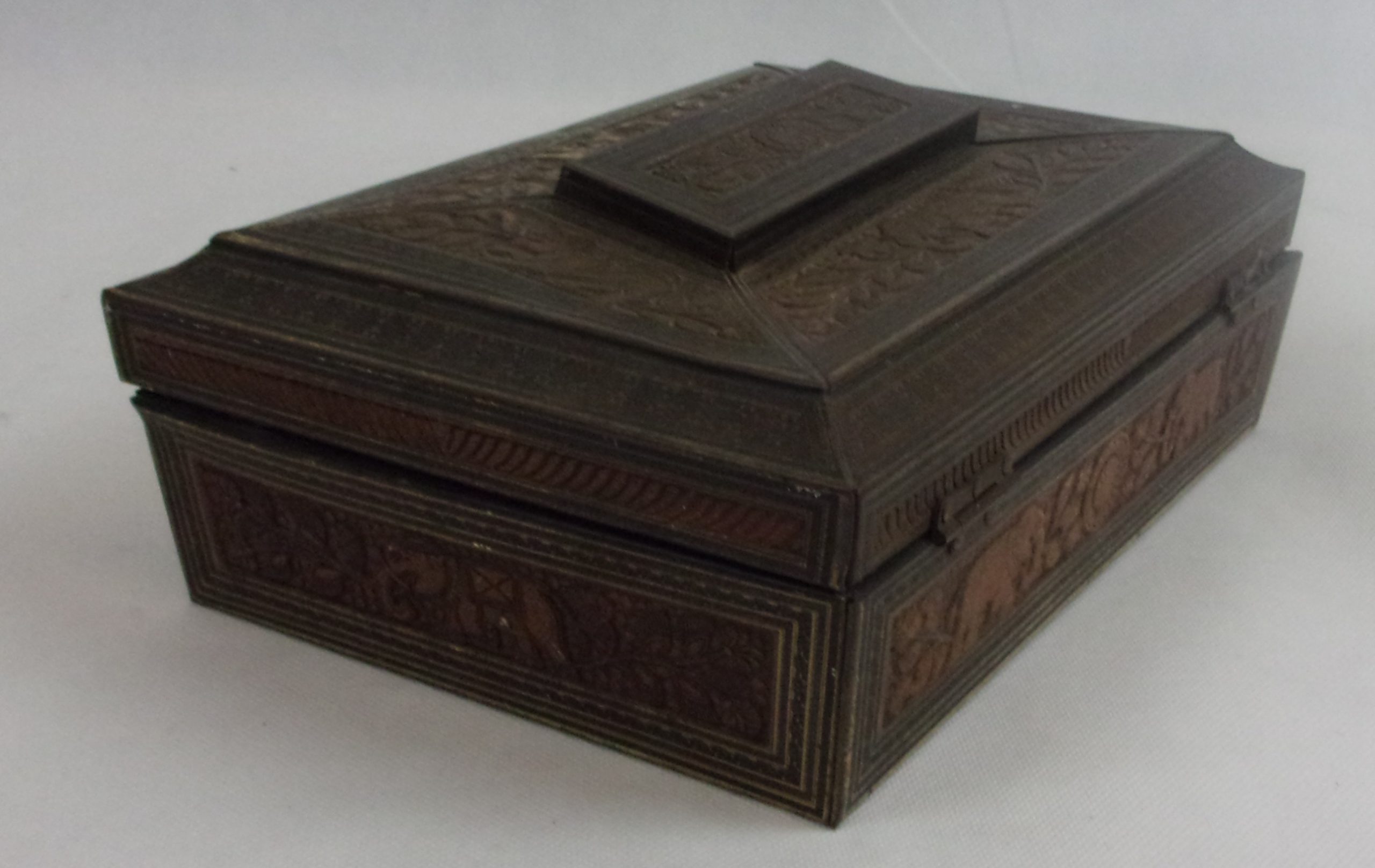 Huntley And Palmer Indian Elephants Casket Biscuit Tin - Image 2