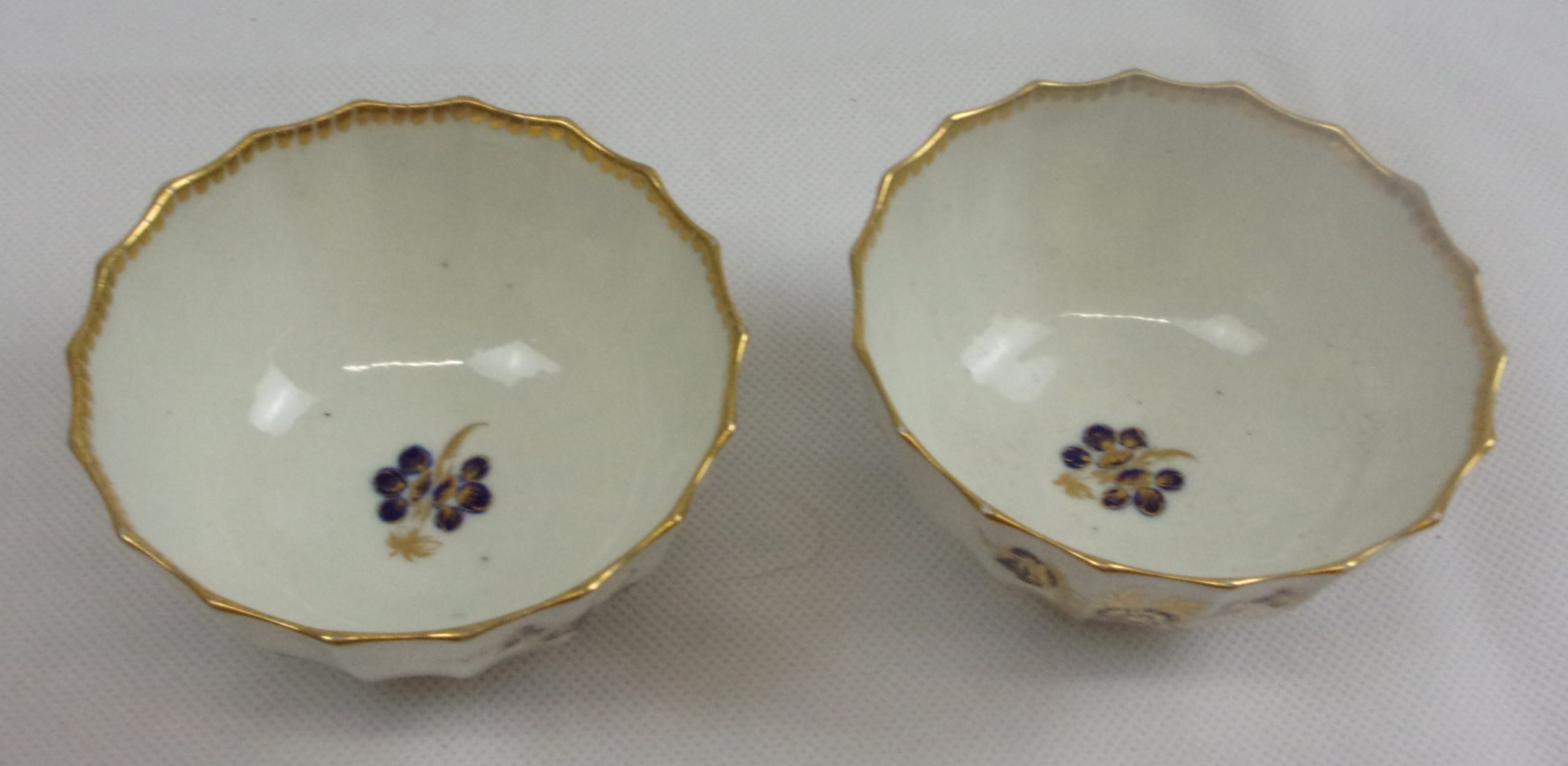Circa 1785 Pair Blue Gilt Flight & Barr Worcester Porcelain Tea Bowls Saucers - Image 3