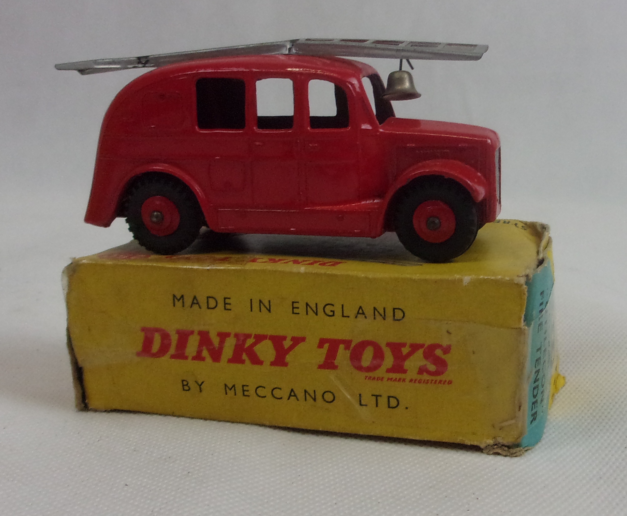 Dinky Toys 250 Streamlined Fire Engine In Its Original Box - Image 2