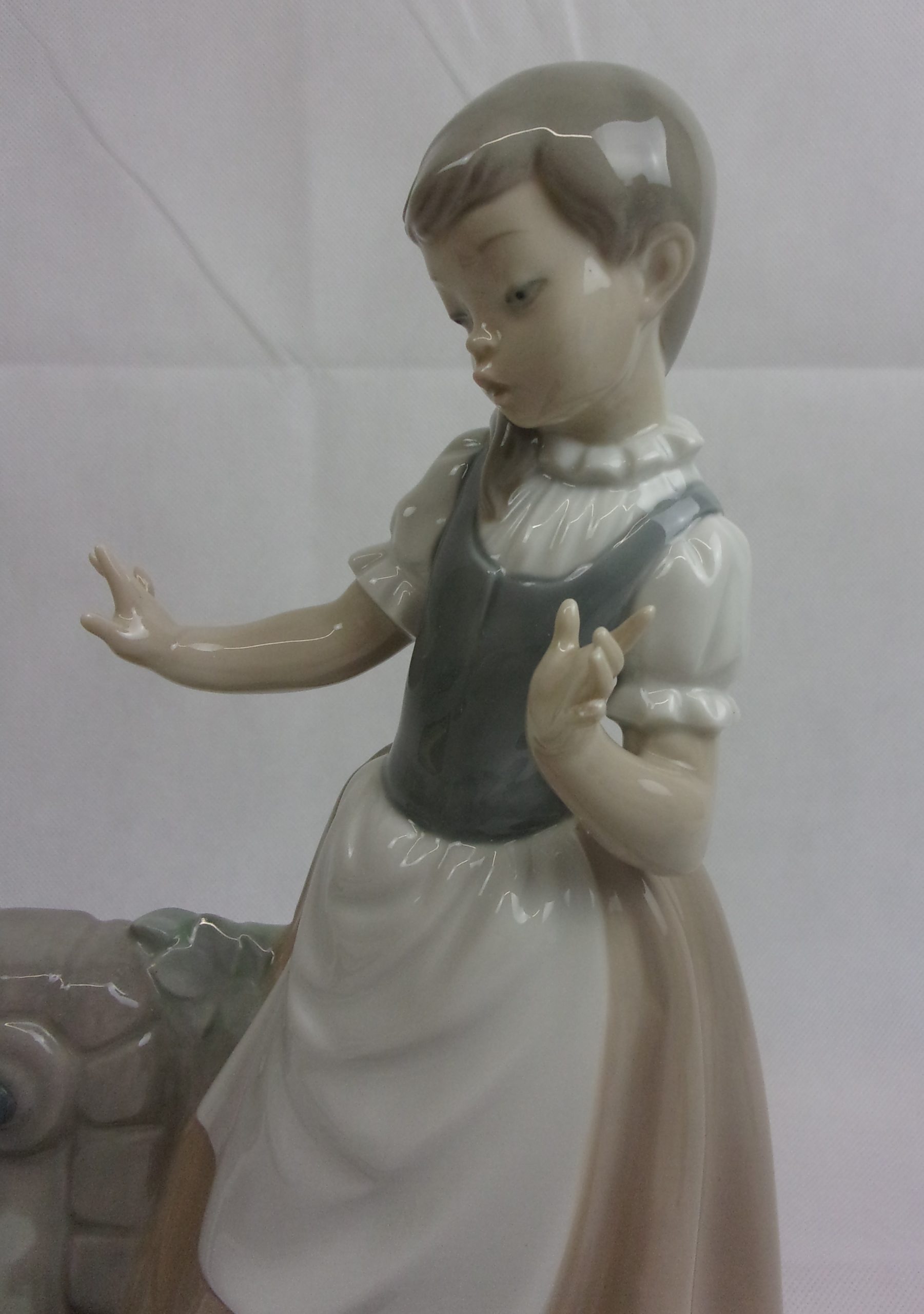 Nao By Lladro Large Hand Painted Porcelain Figure Of A Girl With Broken Jar By Sculptor Vicente Martinez Issued 1992 - Image 3