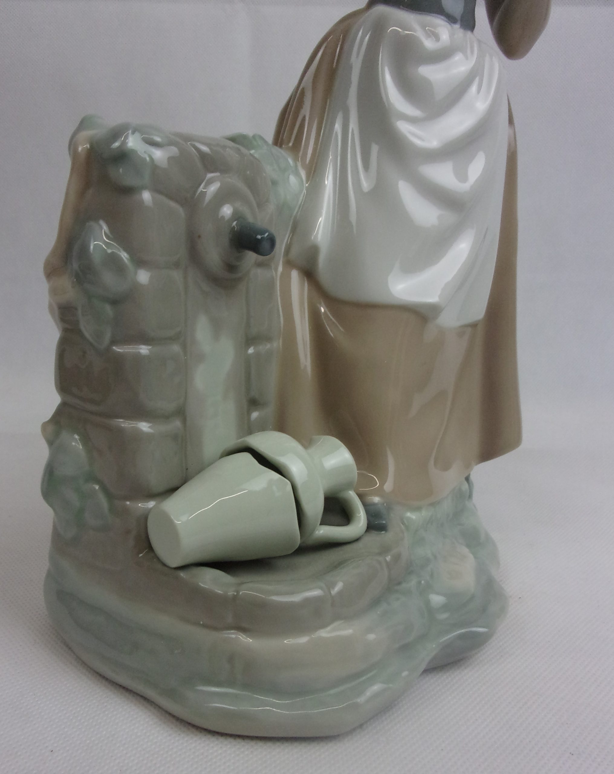 Nao By Lladro Large Hand Painted Porcelain Figure Of A Girl With Broken Jar By Sculptor Vicente Martinez Issued 1992 - Image 5