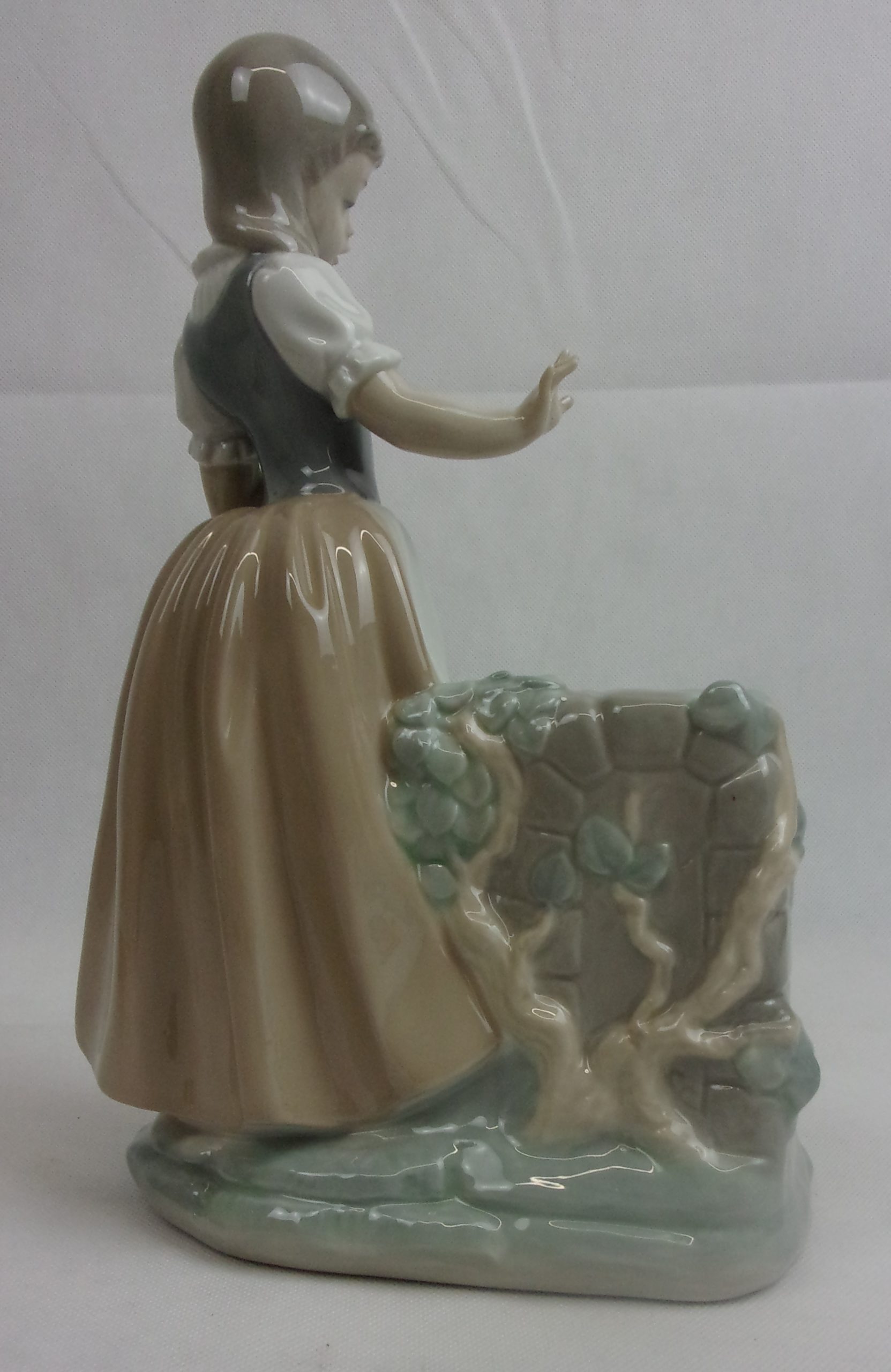 Nao By Lladro Large Hand Painted Porcelain Figure Of A Girl With Broken Jar By Sculptor Vicente Martinez Issued 1992 - Image 4