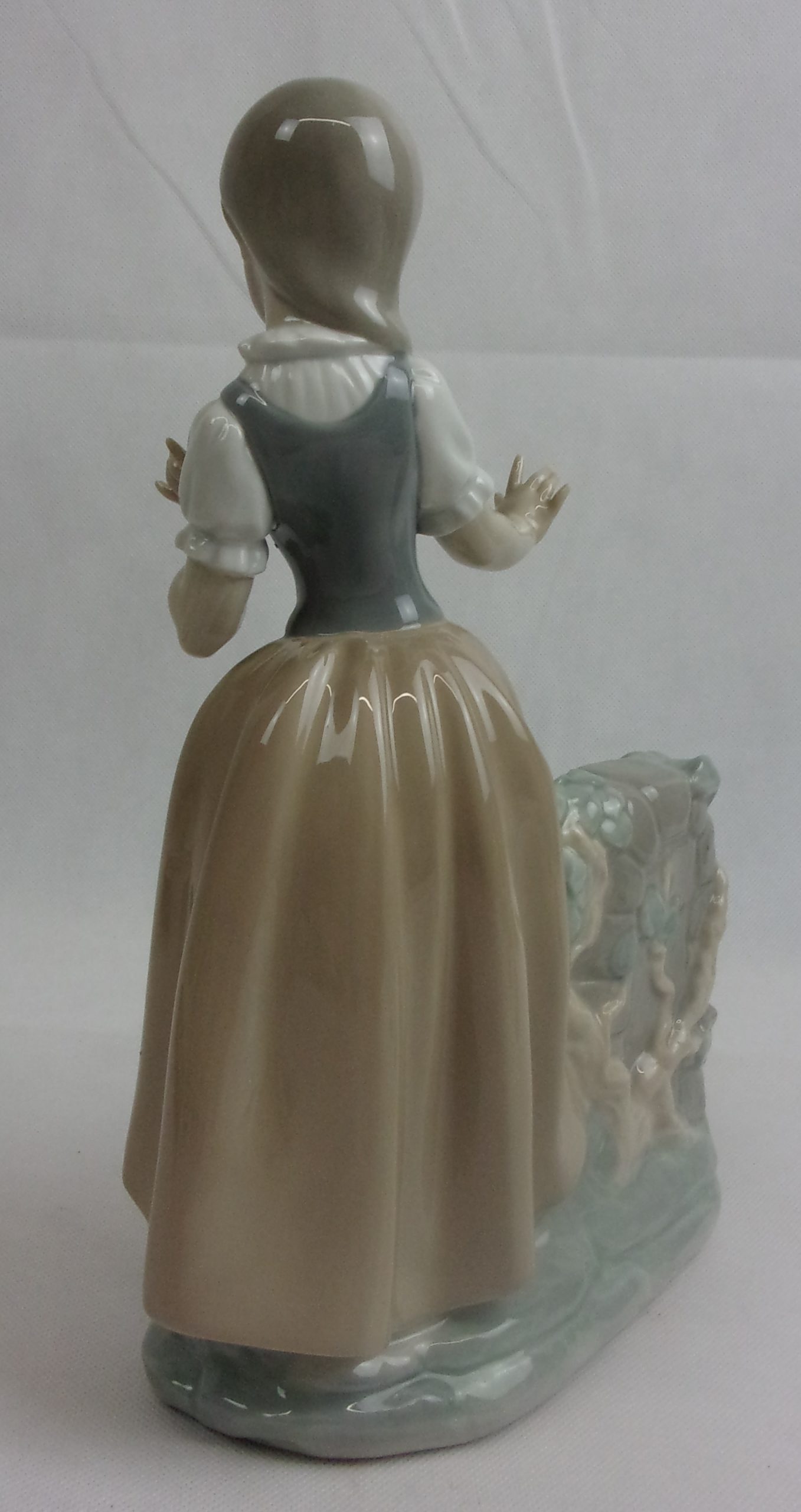 Nao By Lladro Large Hand Painted Porcelain Figure Of A Girl With Broken Jar By Sculptor Vicente Martinez Issued 1992 - Image 7