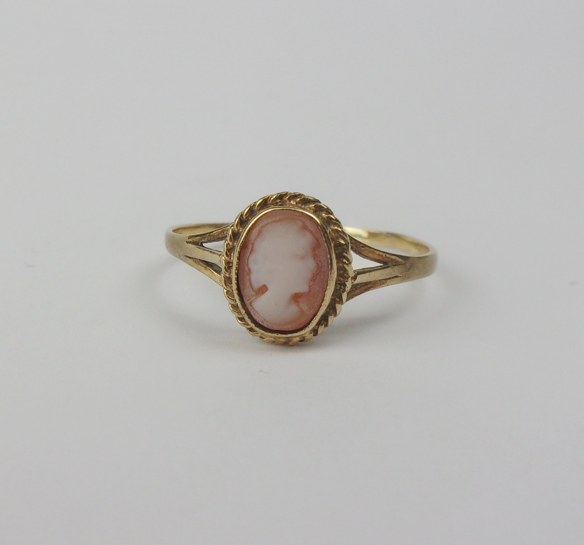 ~ 9ct Yellow Gold Cameo Ring UK Size T+ US 10 ~