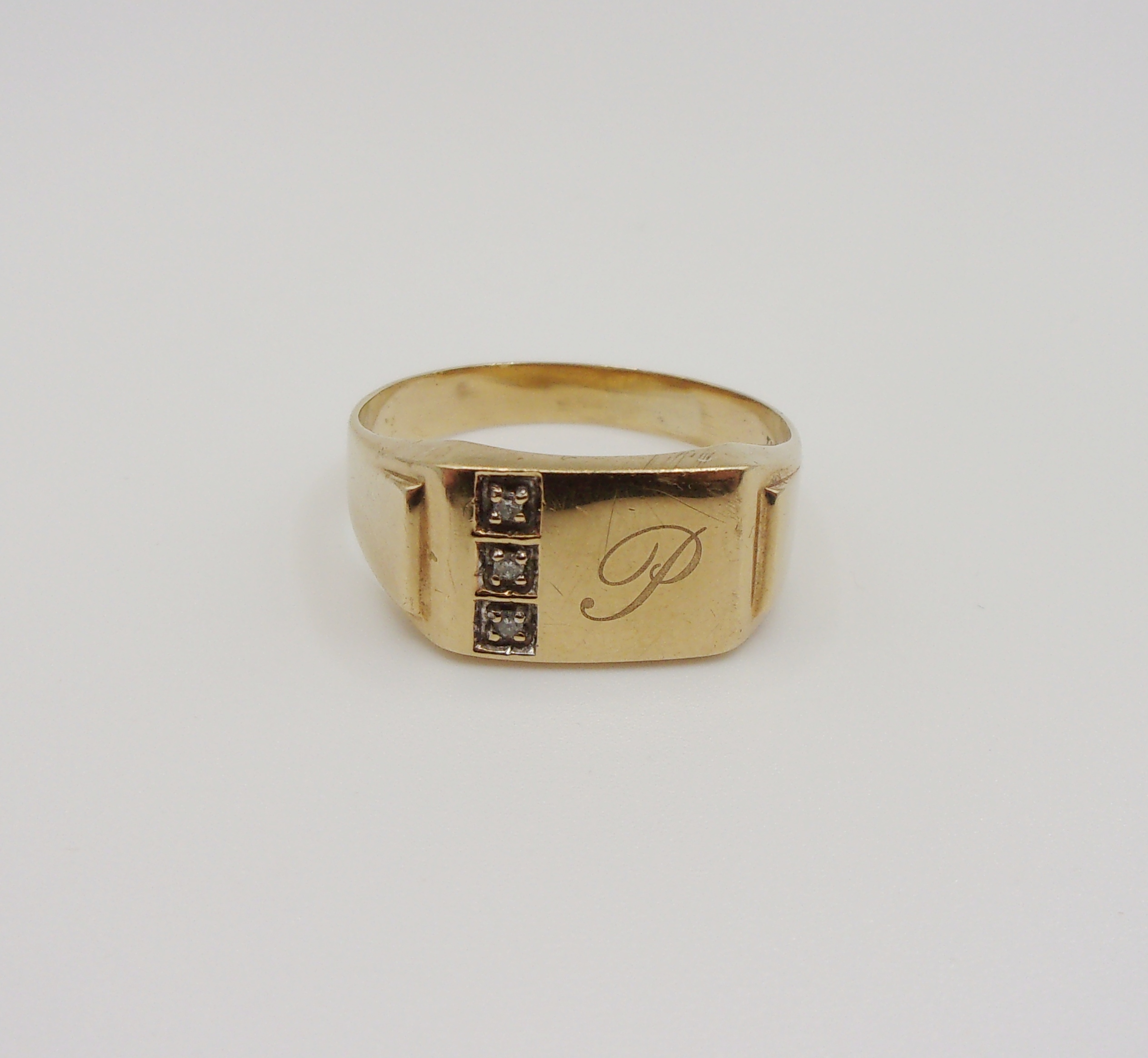 Gents 9ct Yellow Gold Three Stone Diamond Signet Ring UK Size X - Image 7