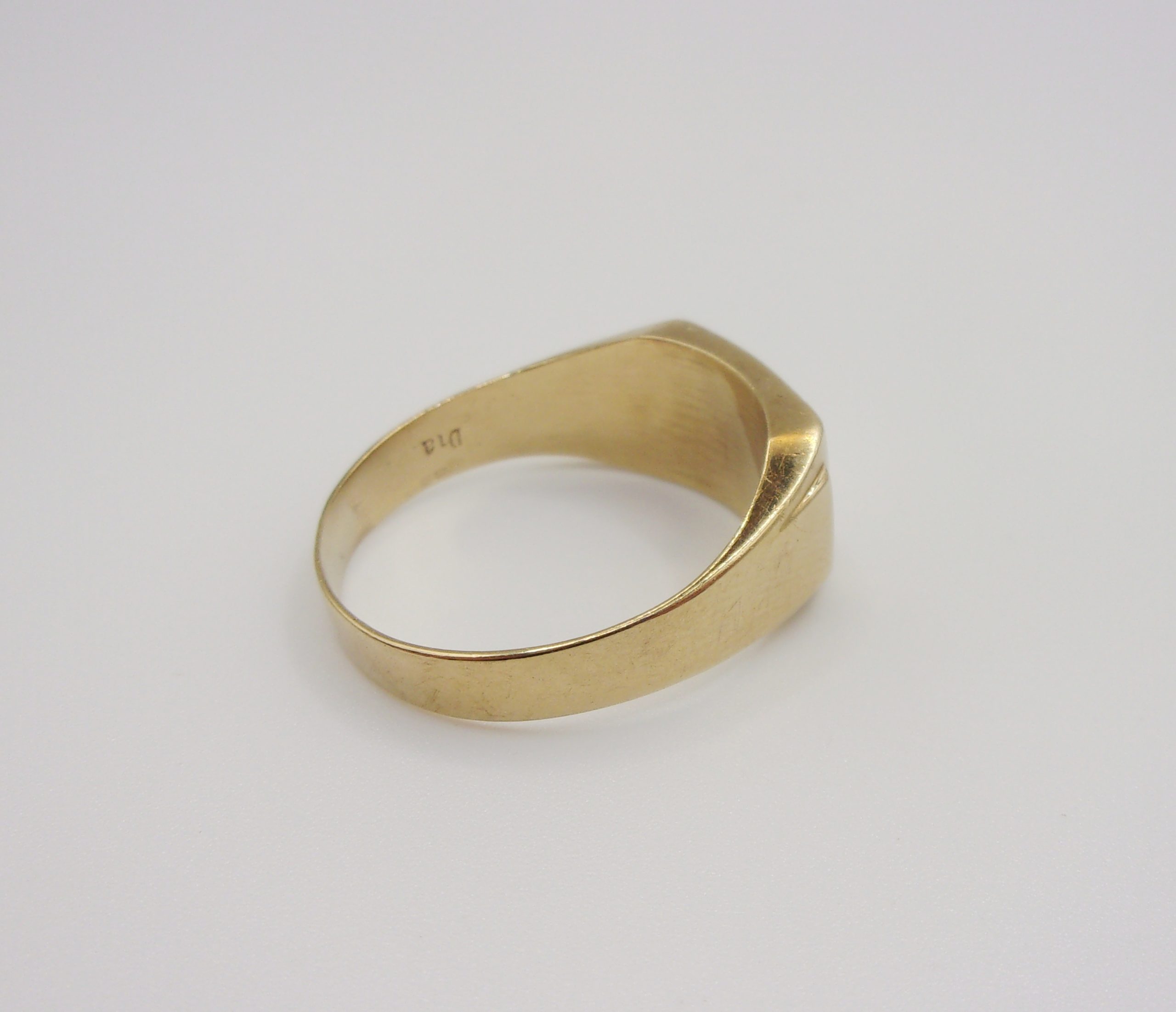 Gents 9ct Yellow Gold Three Stone Diamond Signet Ring UK Size X - Image 3