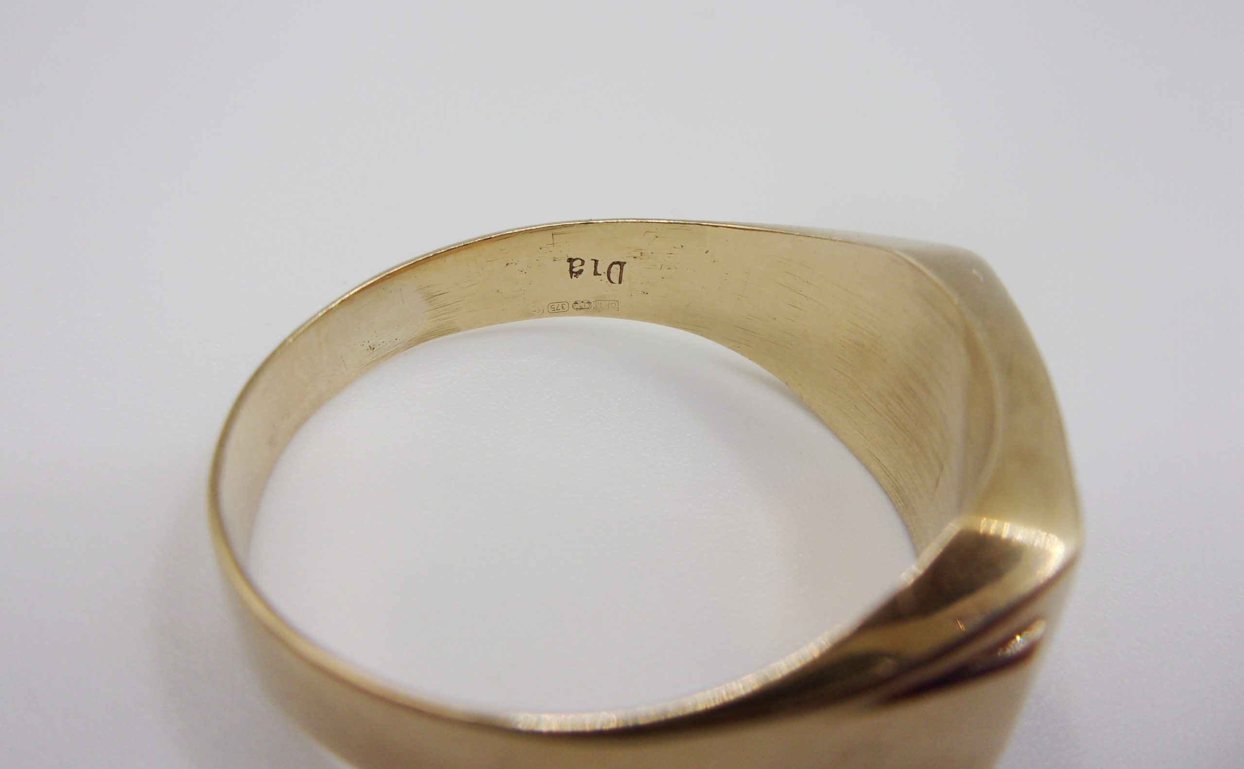 Gents 9ct Yellow Gold Three Stone Diamond Signet Ring UK Size X - Image 4