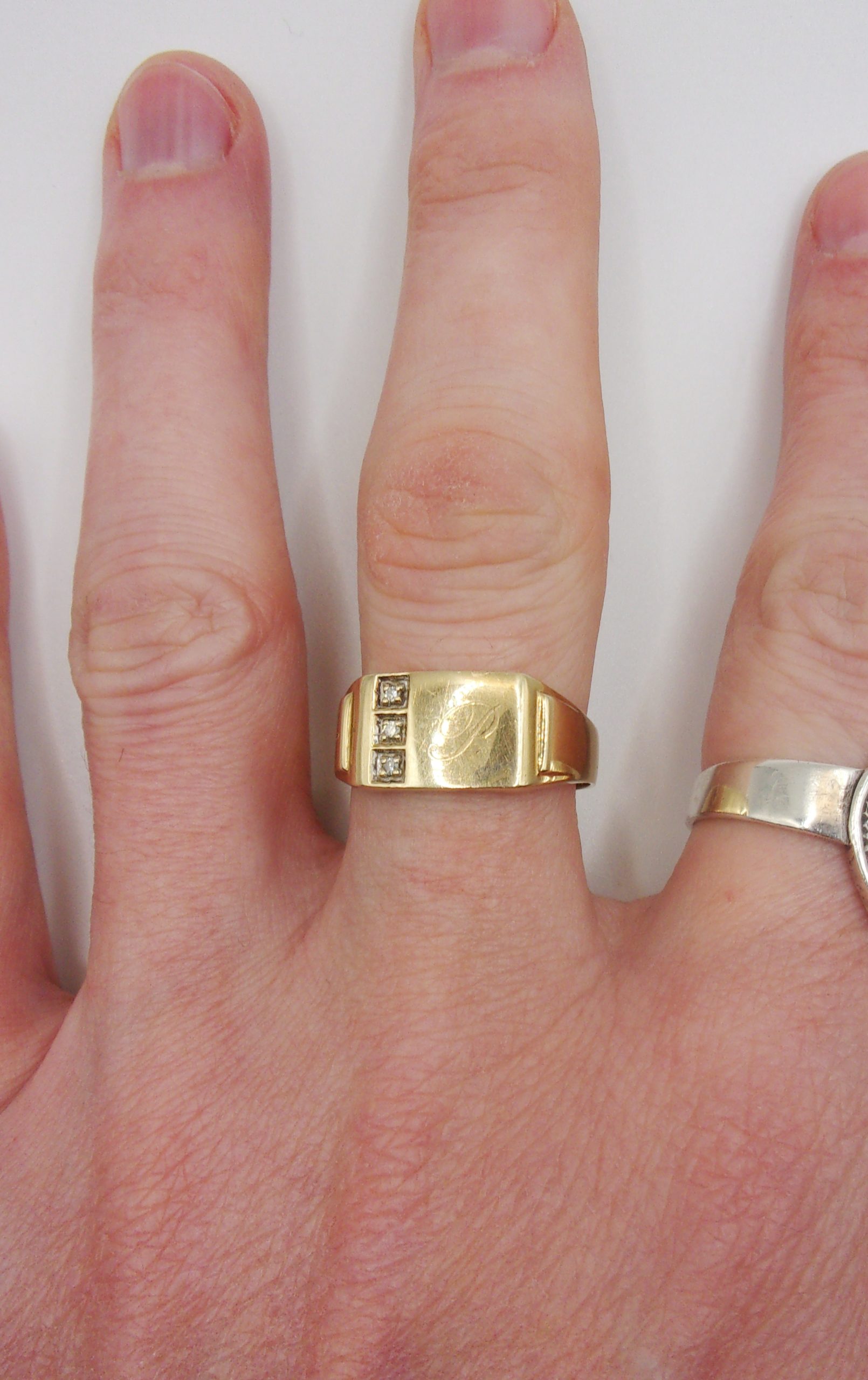 Gents 9ct Yellow Gold Three Stone Diamond Signet Ring UK Size X - Image 6