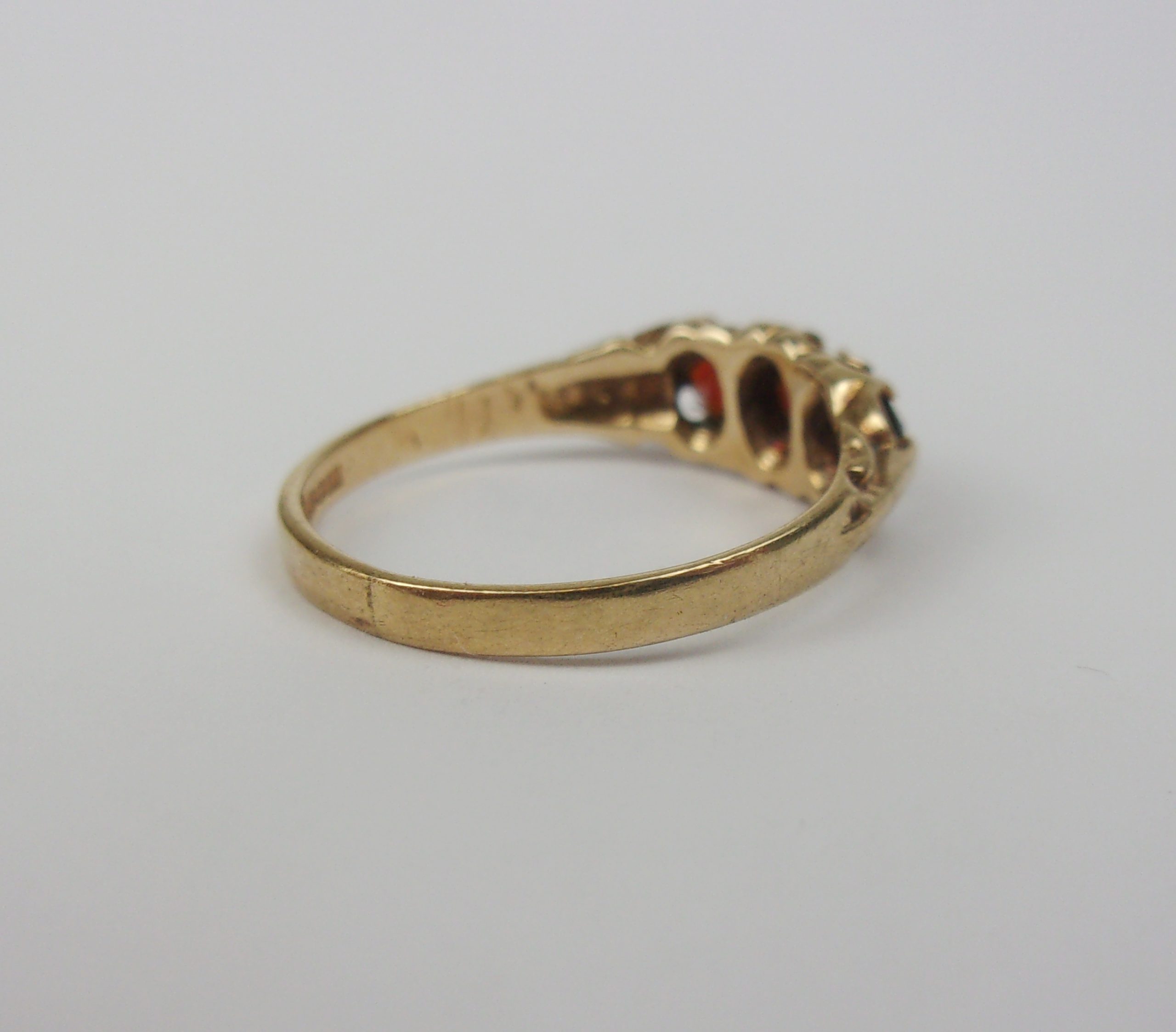 9ct Yellow Gold Garnet Trilogy Ring UK Size K US 5 - Image 3