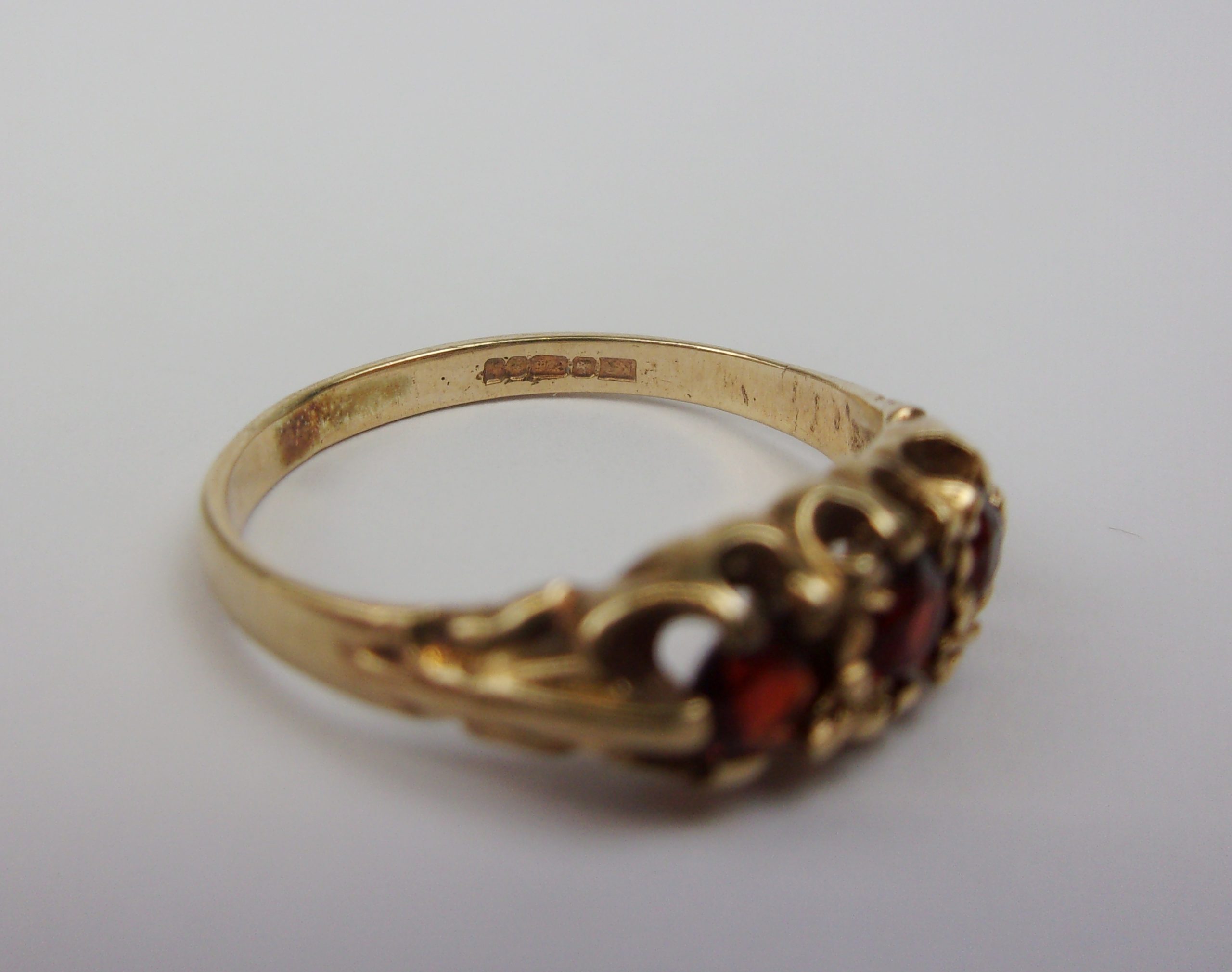 9ct Yellow Gold Garnet Trilogy Ring UK Size K US 5 - Image 4