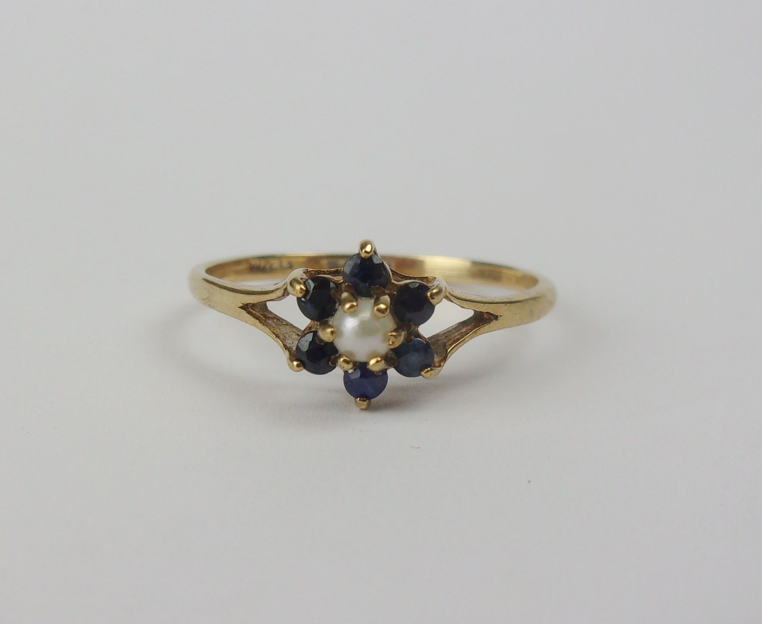 9ct Yellow Gold Sapphire & Pearl Flower Head Ring UK Size Q+ US 8 ¼