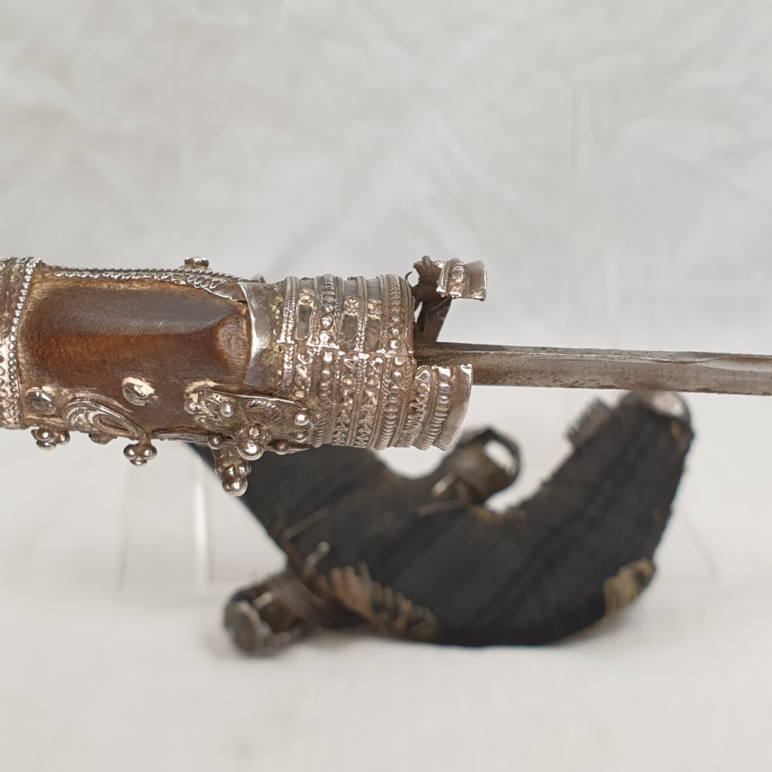 Circa 1900 Arabic White Metal Jambiya Dagger And Scabbard - Image 4