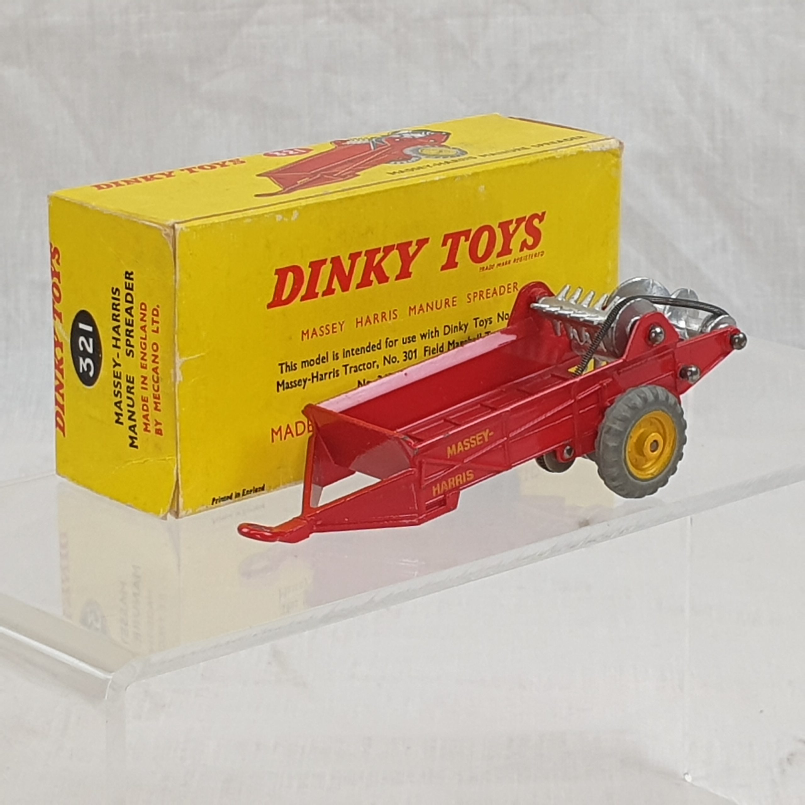Dinky Toys 321 Massey-Harris Manure Spreader - Image 4