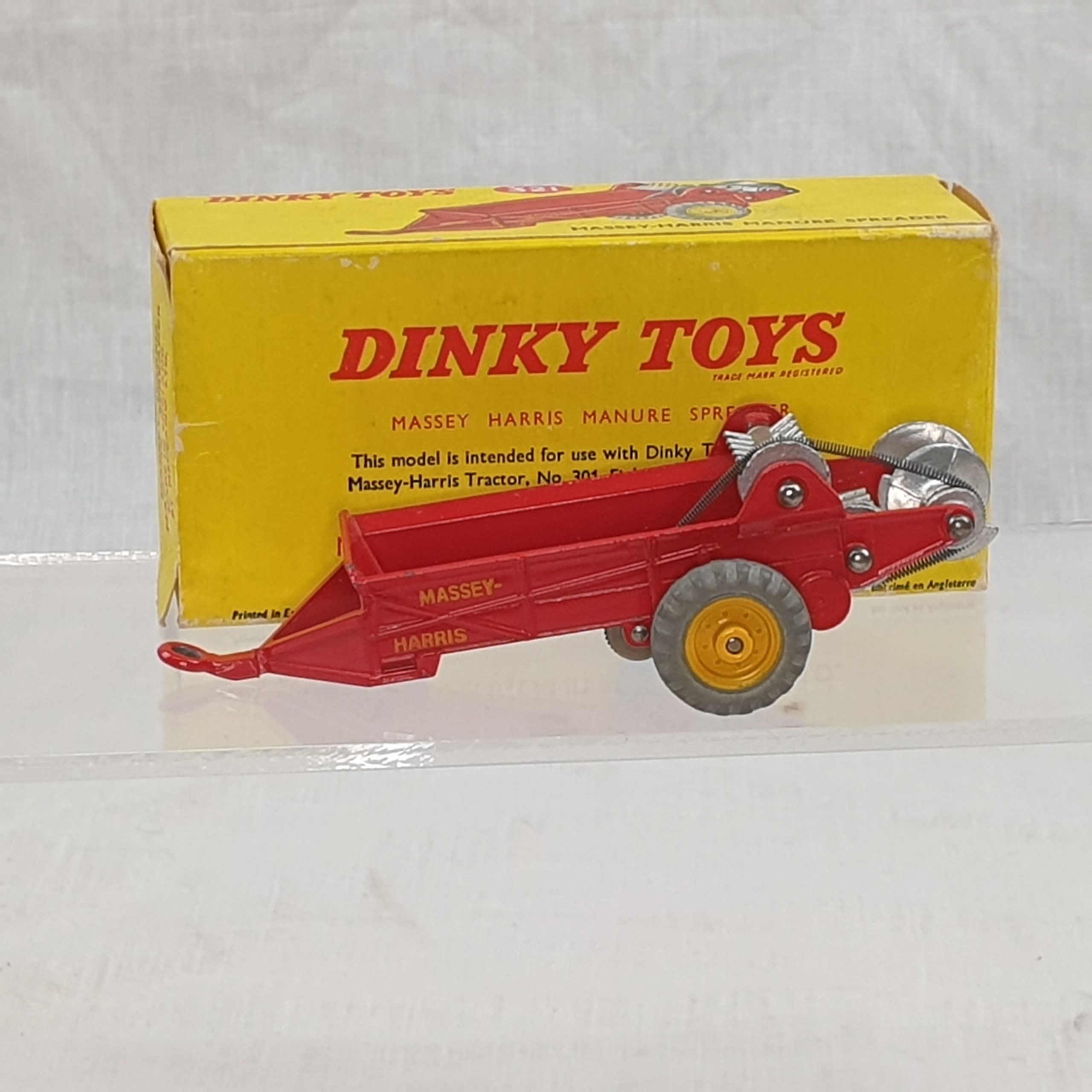 Dinky Toys 321 Massey-Harris Manure Spreader - Image 6