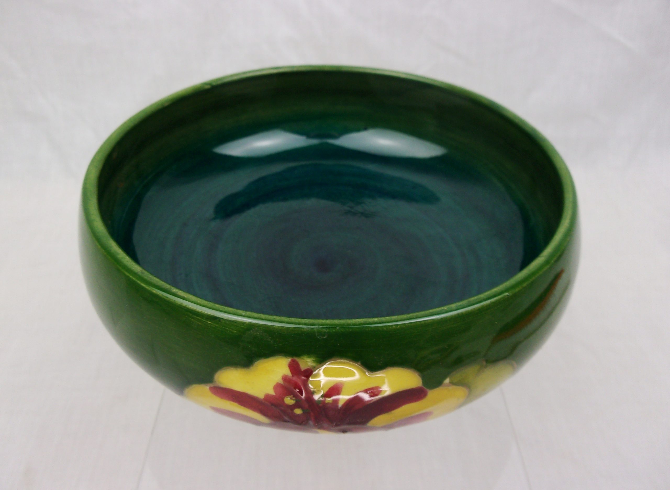 Moorcroft Hibiscus Pattern Bowl with Queen Mary Label - Image 3