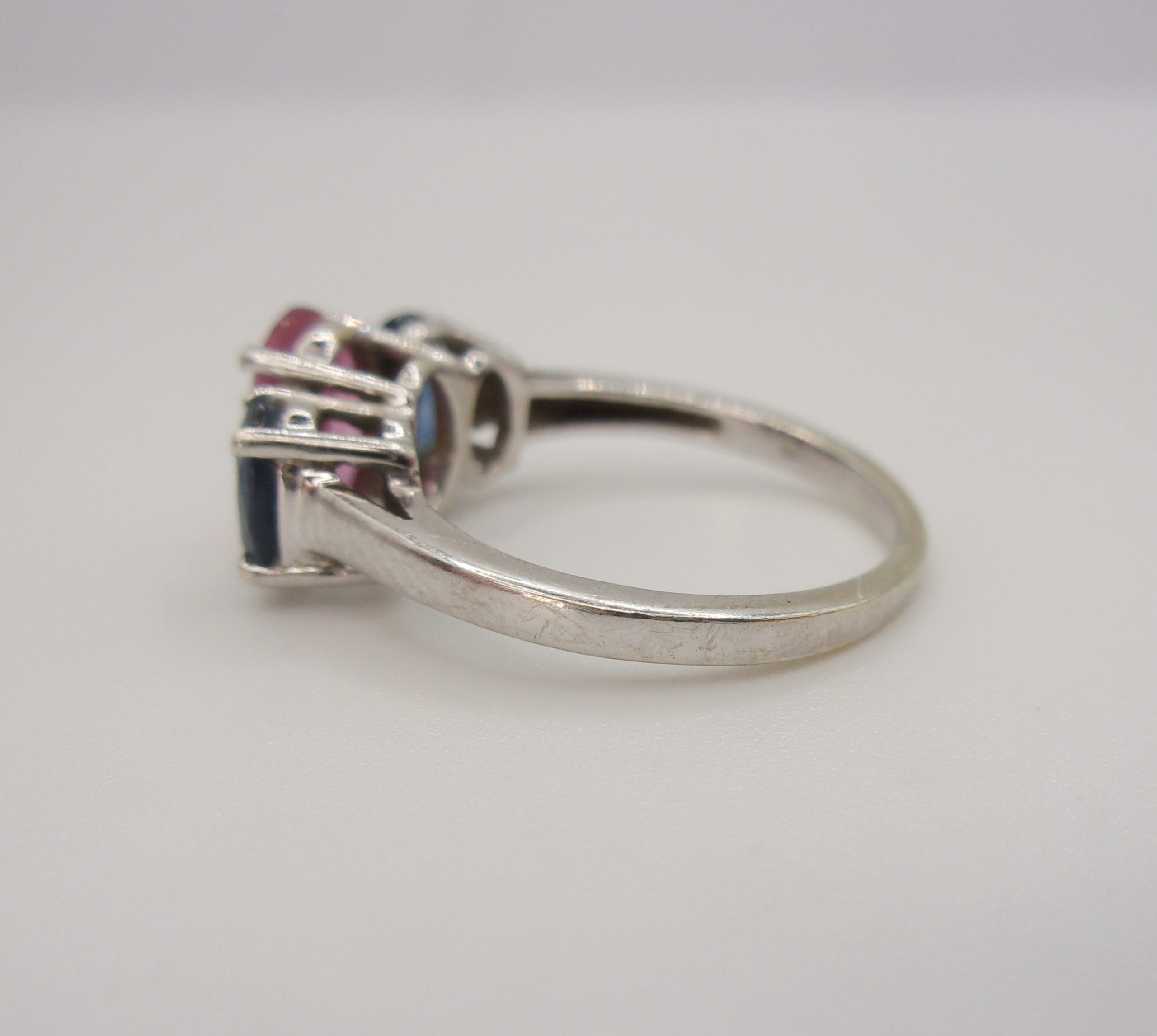 9ct White Gold Ruby & Sapphire Trilogy Ring UK Size J+ US 5 - Image 5