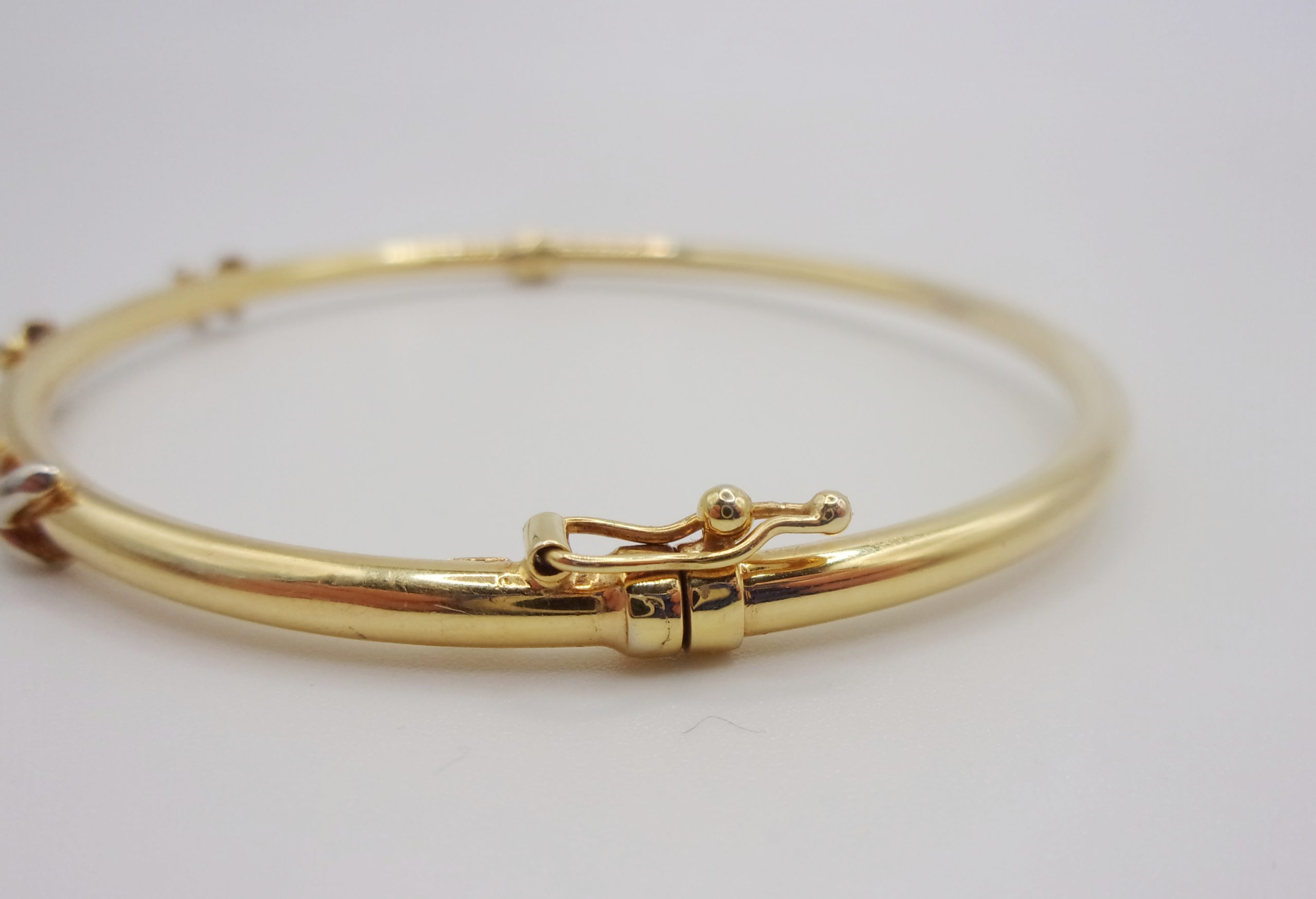 9ct Yellow Gold Hinged Bangle With Platinum Decoration - Image 3