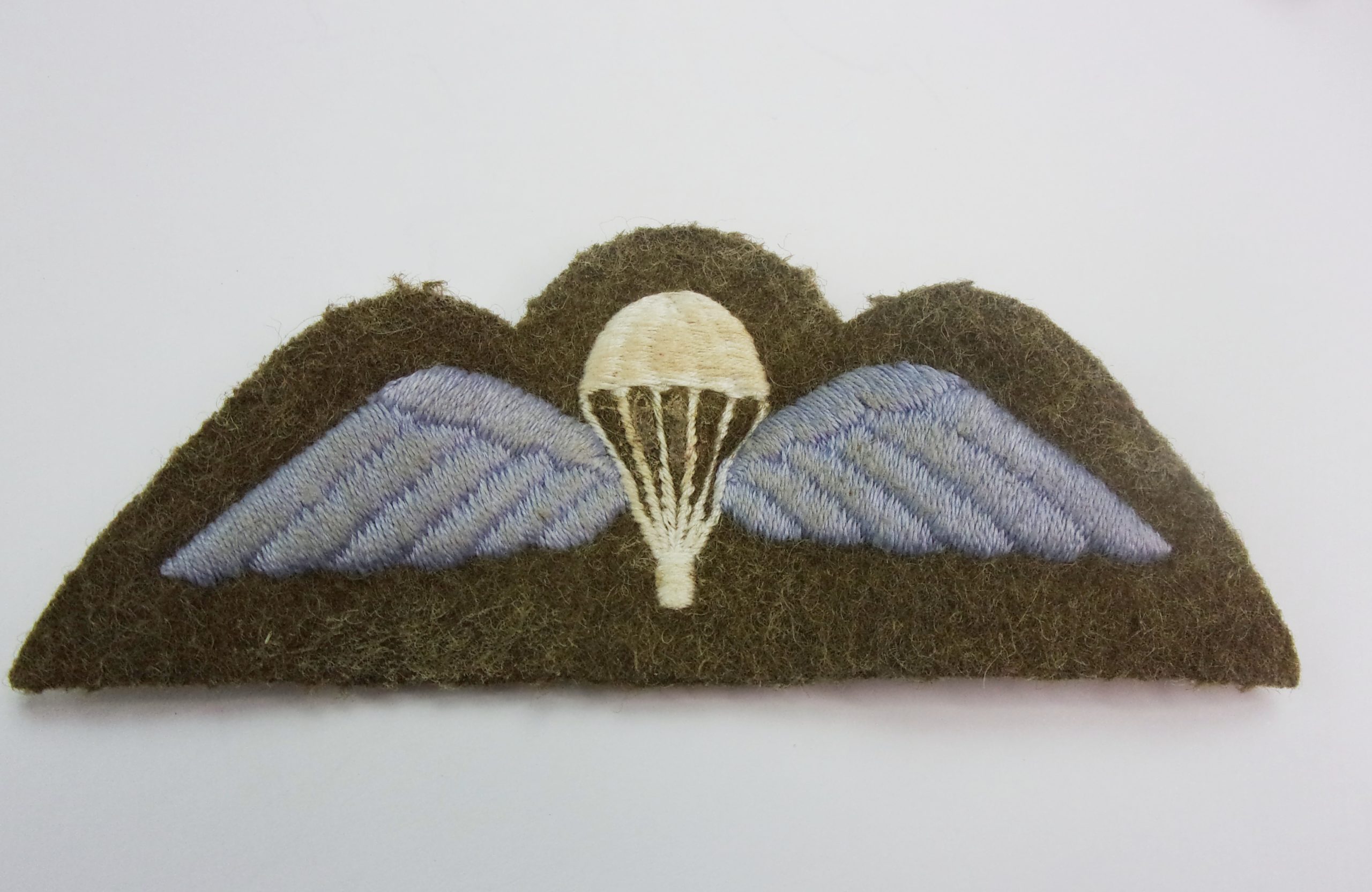 Queen Elizabeth II GSM with Cap Badge & Shoulder Patch - Pte J. Crawford Parachute Reg. - Image 2