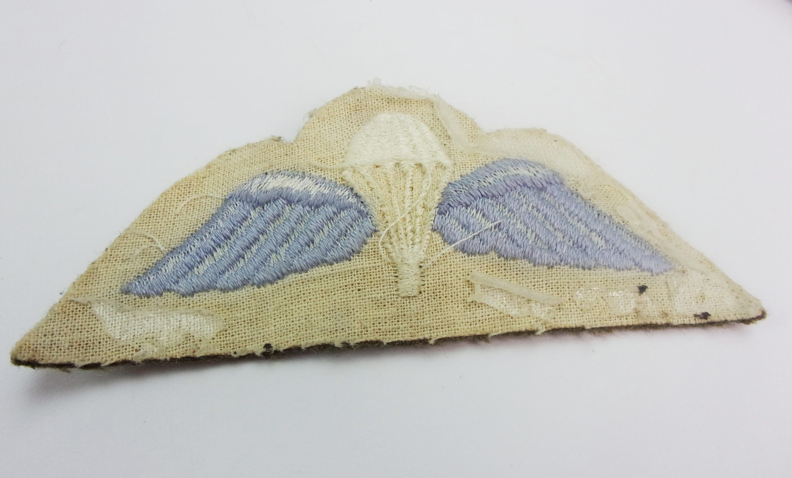 Queen Elizabeth II GSM with Cap Badge & Shoulder Patch - Pte J. Crawford Parachute Reg. - Image 3