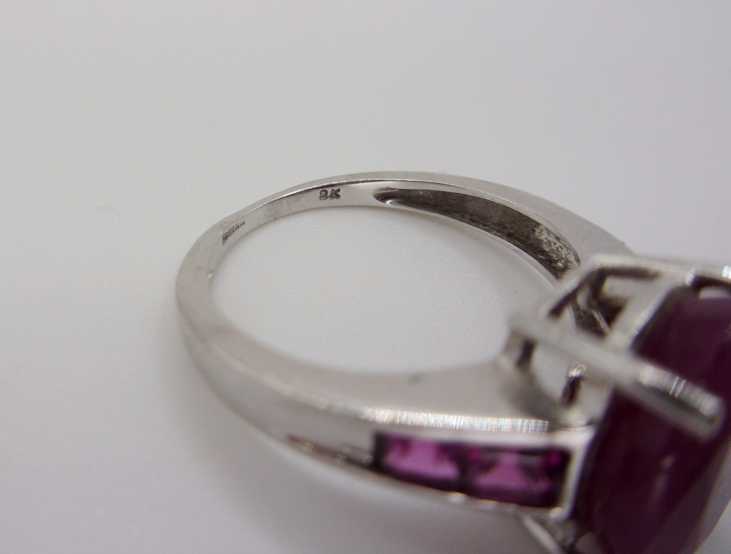 9ct White Gold Opaque Ruby Ring UK Size J+ US 5 - Image 3