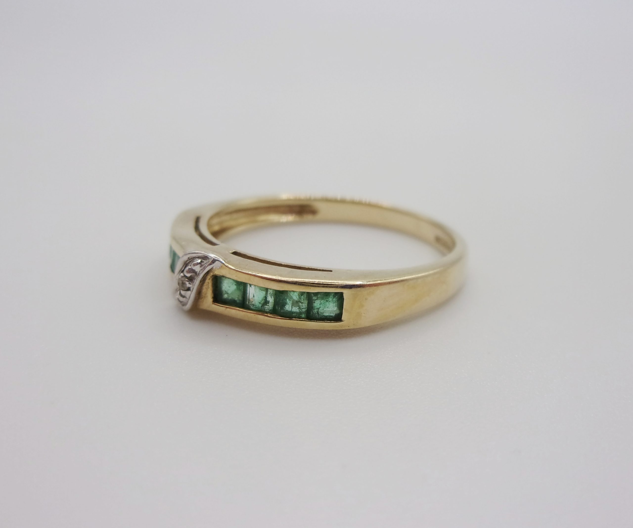 9ct Yellow Gold Diamond & Emerald Ring UK Size O US 7 - Image 2