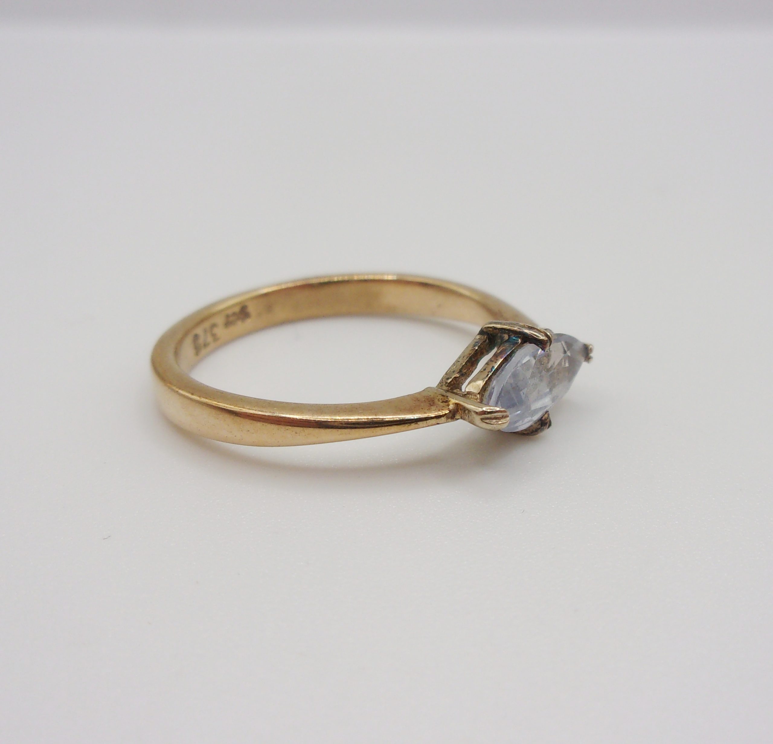 9ct Yellow Gold Sapphire Ring UK Size O US 7 - Image 3