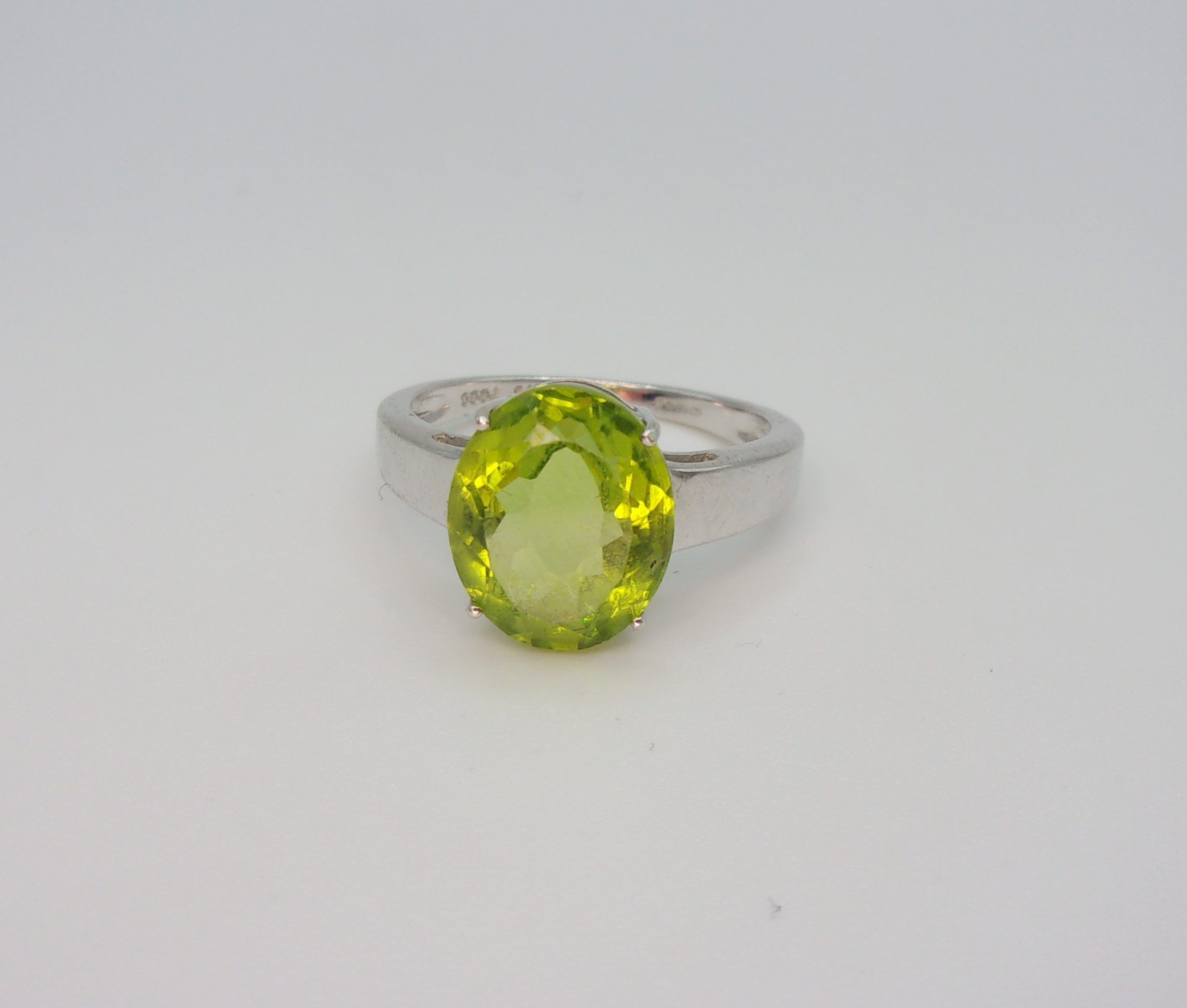9ct White Gold Peridot Ring UK Size L+ US 6