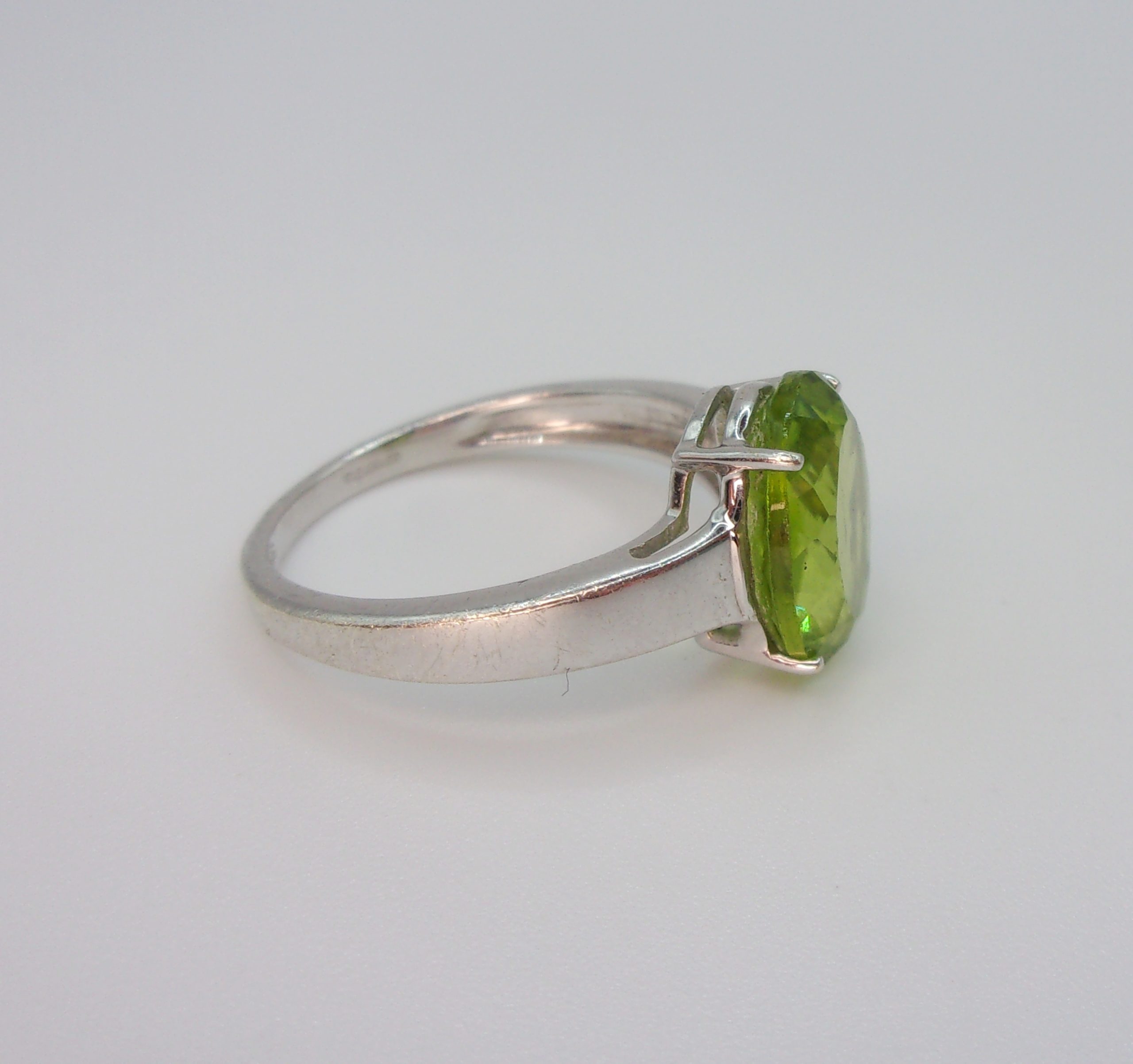 9ct White Gold Peridot Ring UK Size L+ US 6 - Image 4