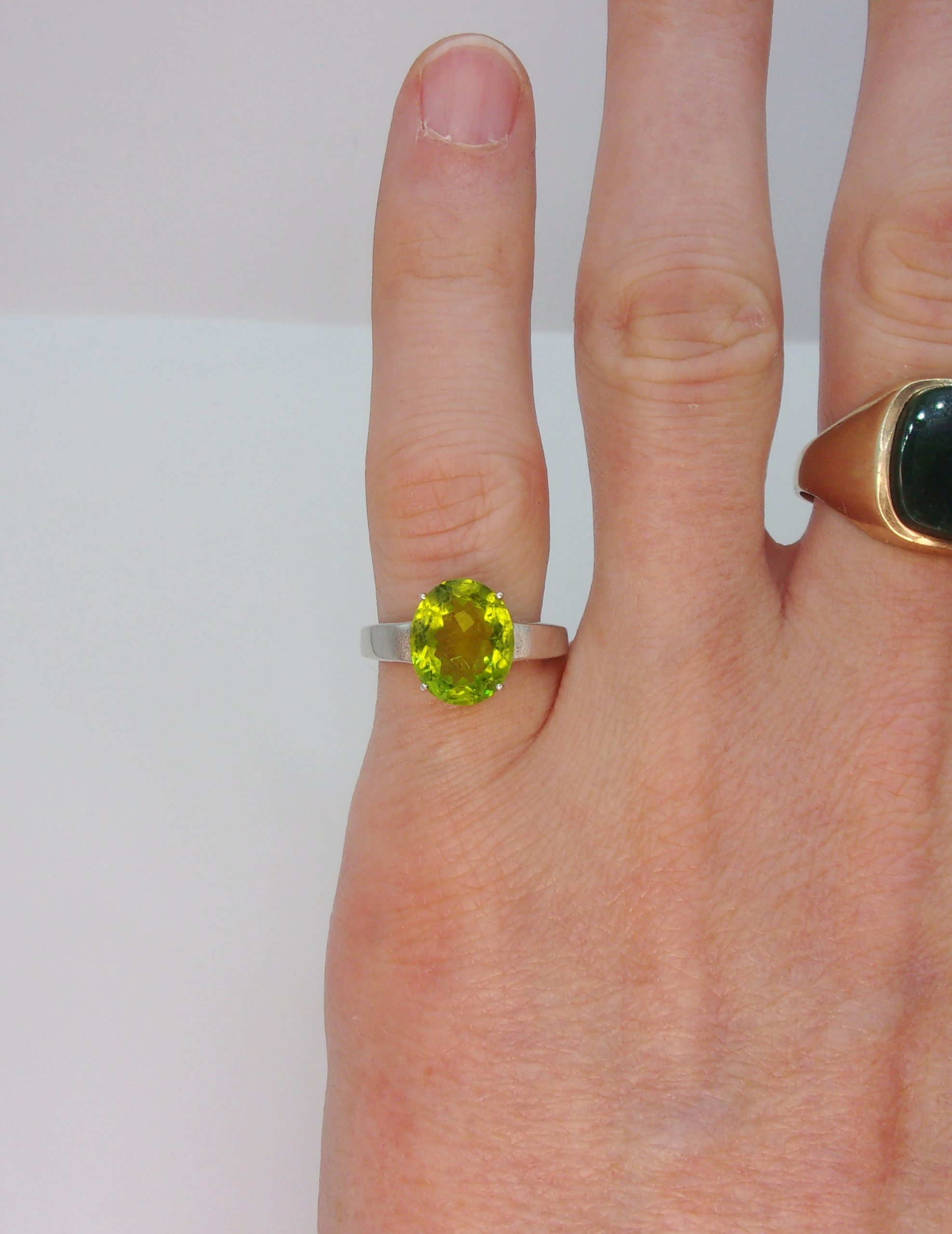 9ct White Gold Peridot Ring UK Size L+ US 6 - Image 7