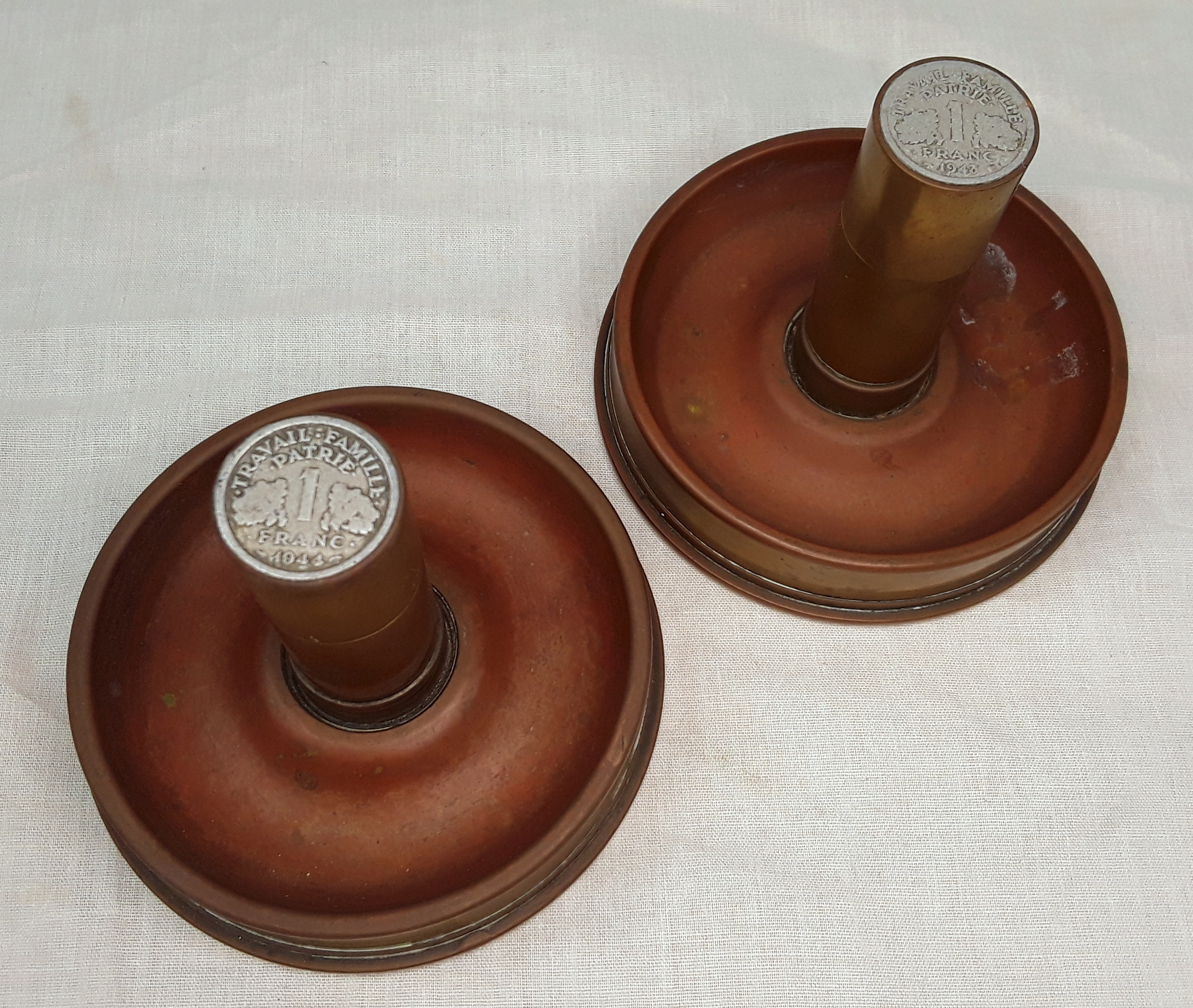 Pair Of 25 Pounder WW2 Shell Ashtrays With French Coins - Image 3
