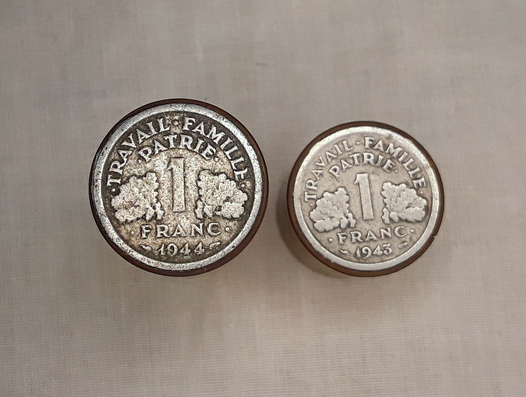Pair Of 25 Pounder WW2 Shell Ashtrays With French Coins - Image 8