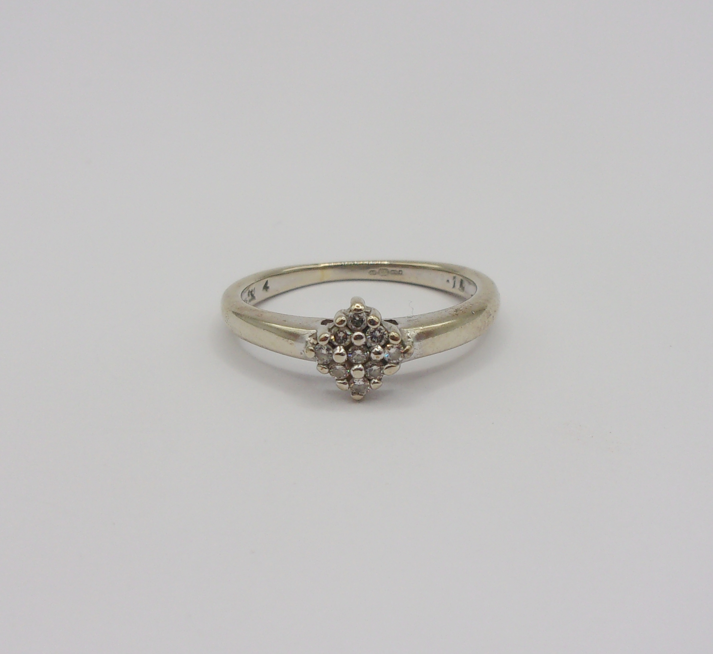 9ct Yellow Gold 0.10CTW Diamond Cluster Ring UK Size J US 4 ¾ - Image 2
