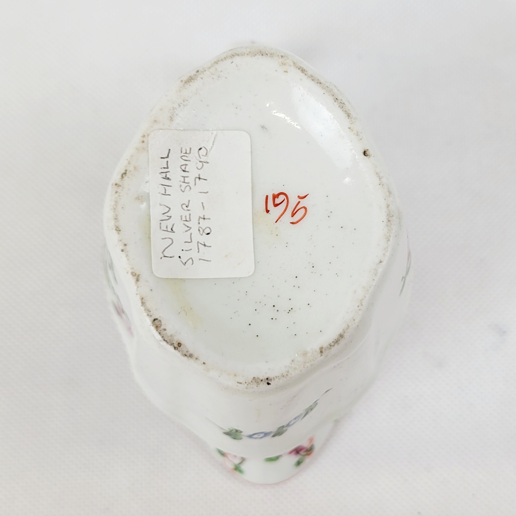 Circa 1790 New Hall Porcelain Cream Jug With Pink Flowers And Red Ribbons - Image 6