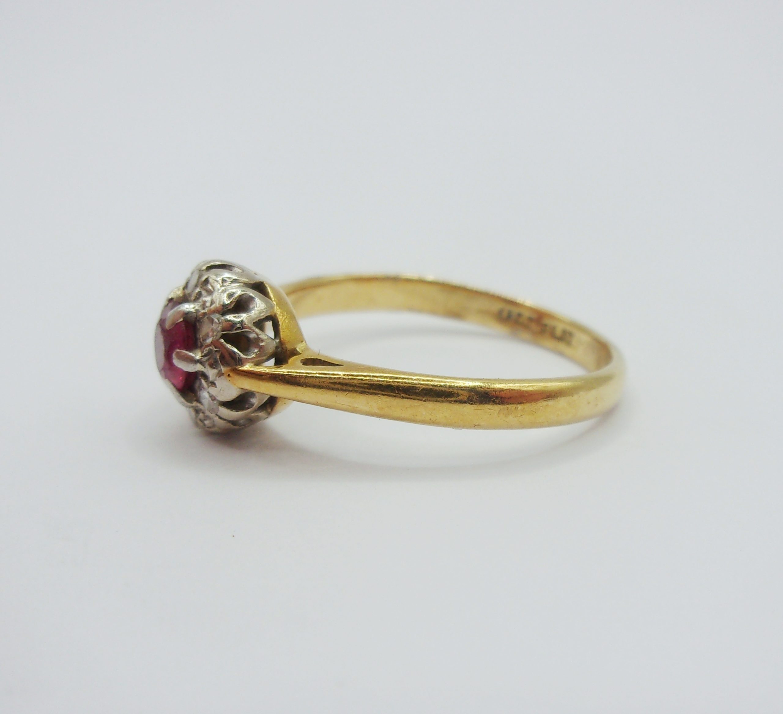 18ct Yellow Gold Ruby & Diamond Flower Head Ring UK Size N US 6 ½ - Image 3