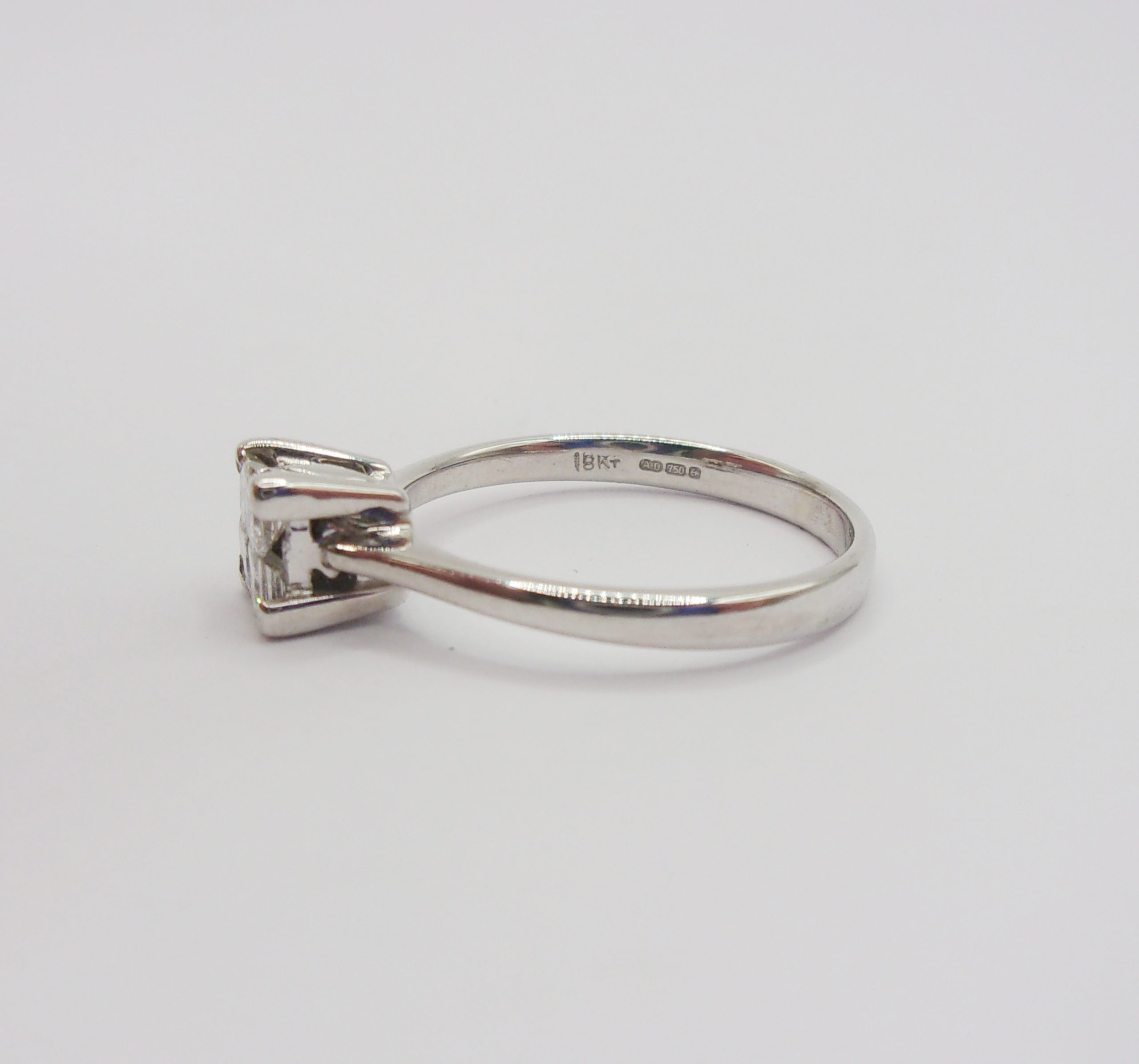 18ct White Gold Diamond Cluster Ring UK Size K US 5 ¼ - Image 2