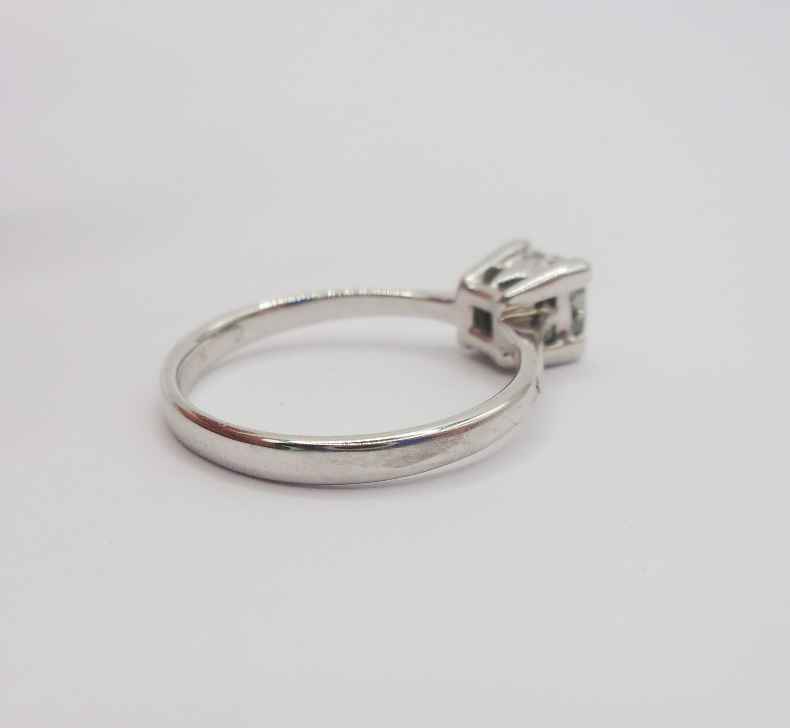 18ct White Gold Diamond Cluster Ring UK Size K US 5 ¼ - Image 3