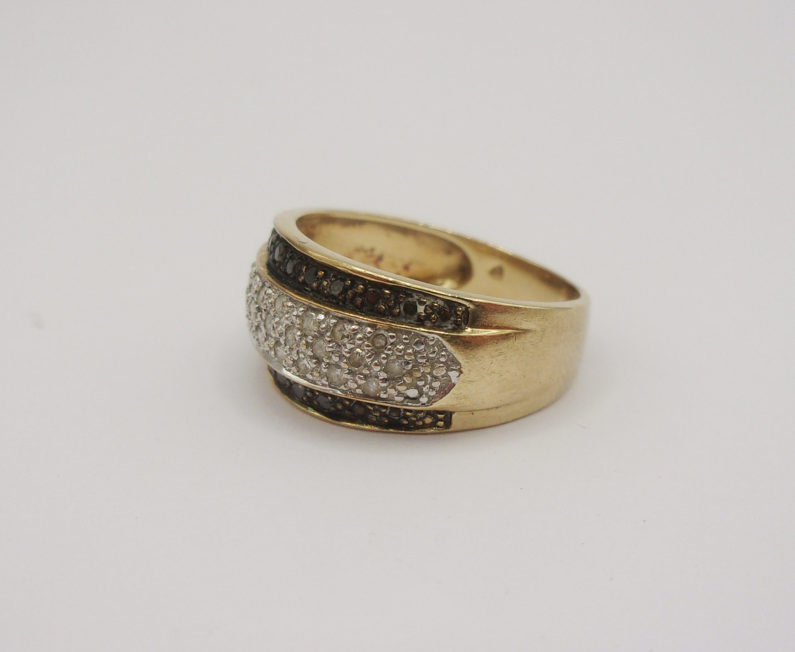 9ct Yellow Gold .33 CTW Black & White Diamond Ring UK Size P US 7 ½ - Image 2