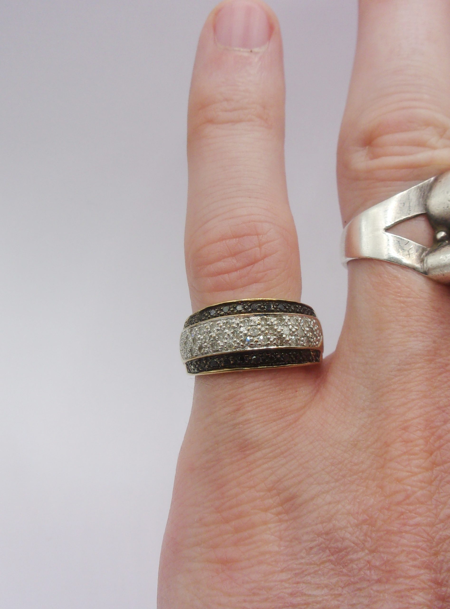 9ct Yellow Gold .33 CTW Black & White Diamond Ring UK Size P US 7 ½ - Image 7