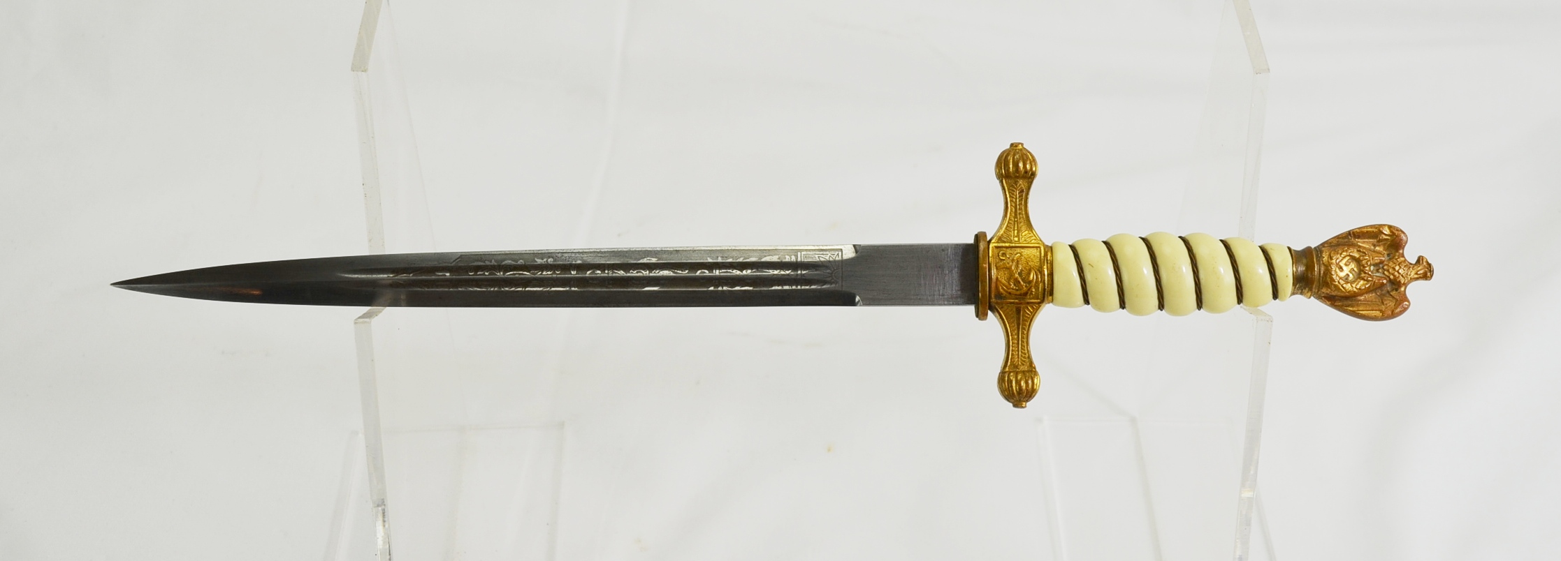 Original WW2 Kriegsmarine Officer’s Dress Dagger With Hangers - Image 4