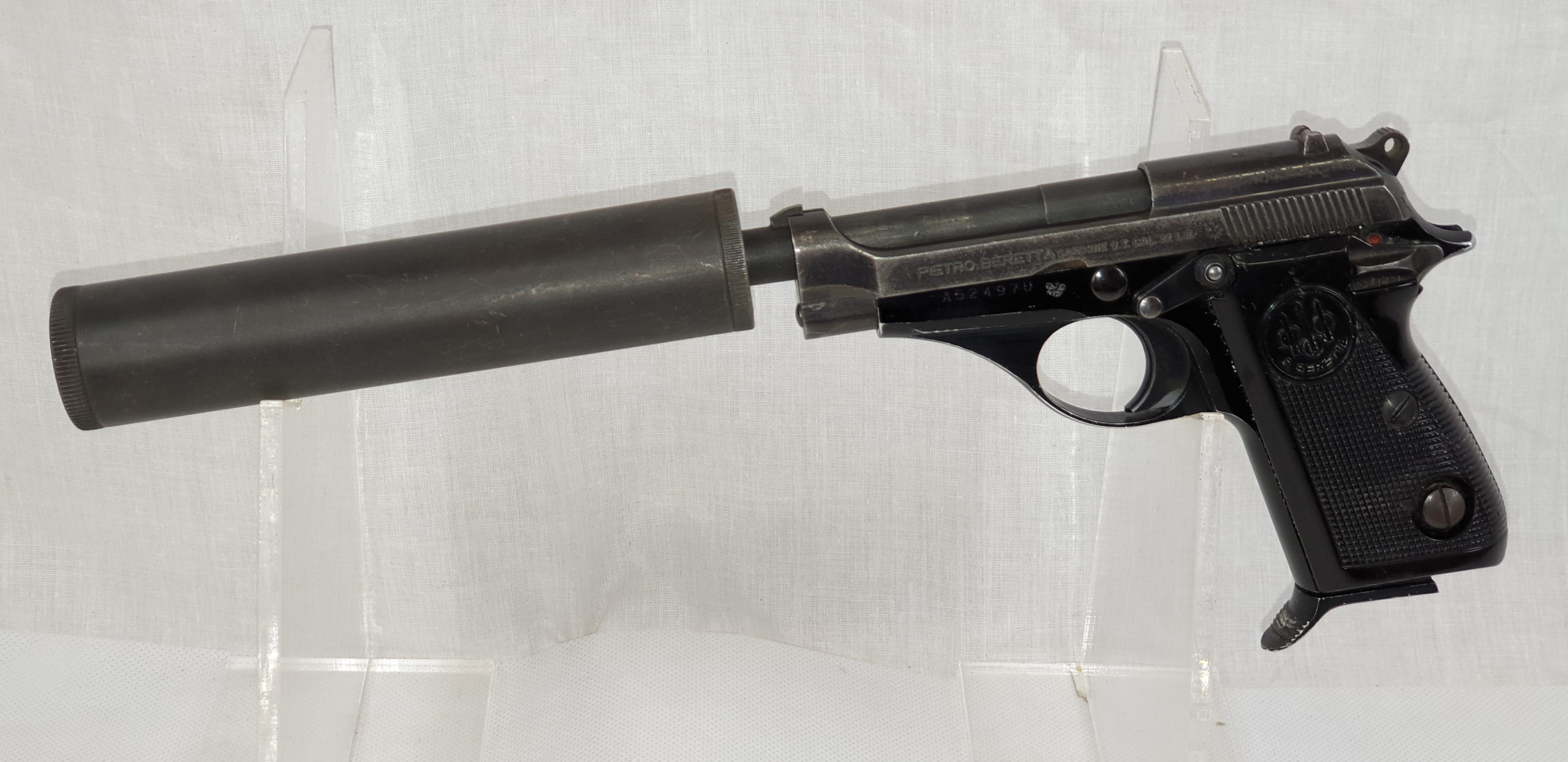 Cold War Era Beretta Semi-Automatic pistol with Silencer in .22 l.r. - Image 2